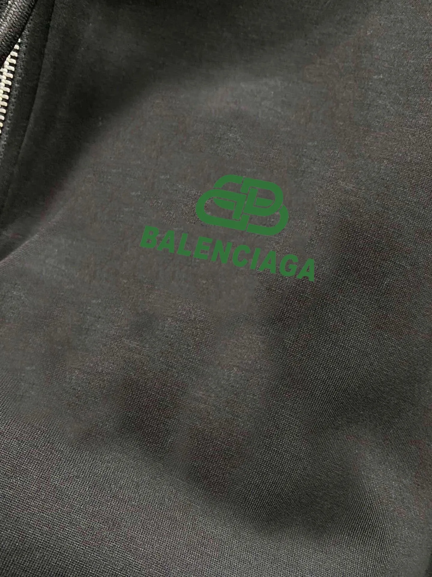 🅿️420 [BALENCIAGA] (Gospel for Fatty) hot-selling suit is coming. Focus on the original version of the official website. 2025 new hot-selling cardigan and sweatshirt suit. The original order is hard to buy🇭🇰. It is the meticulous work of top designers. It has a fitting and perfect upper body effect. All-natural high-quality Roman cotton 100%, close-fitting comfort, noble and elegant! Original hardware embodies elegance and nobility! Counter size: M-5XL (maximum wear up to 220 pounds)