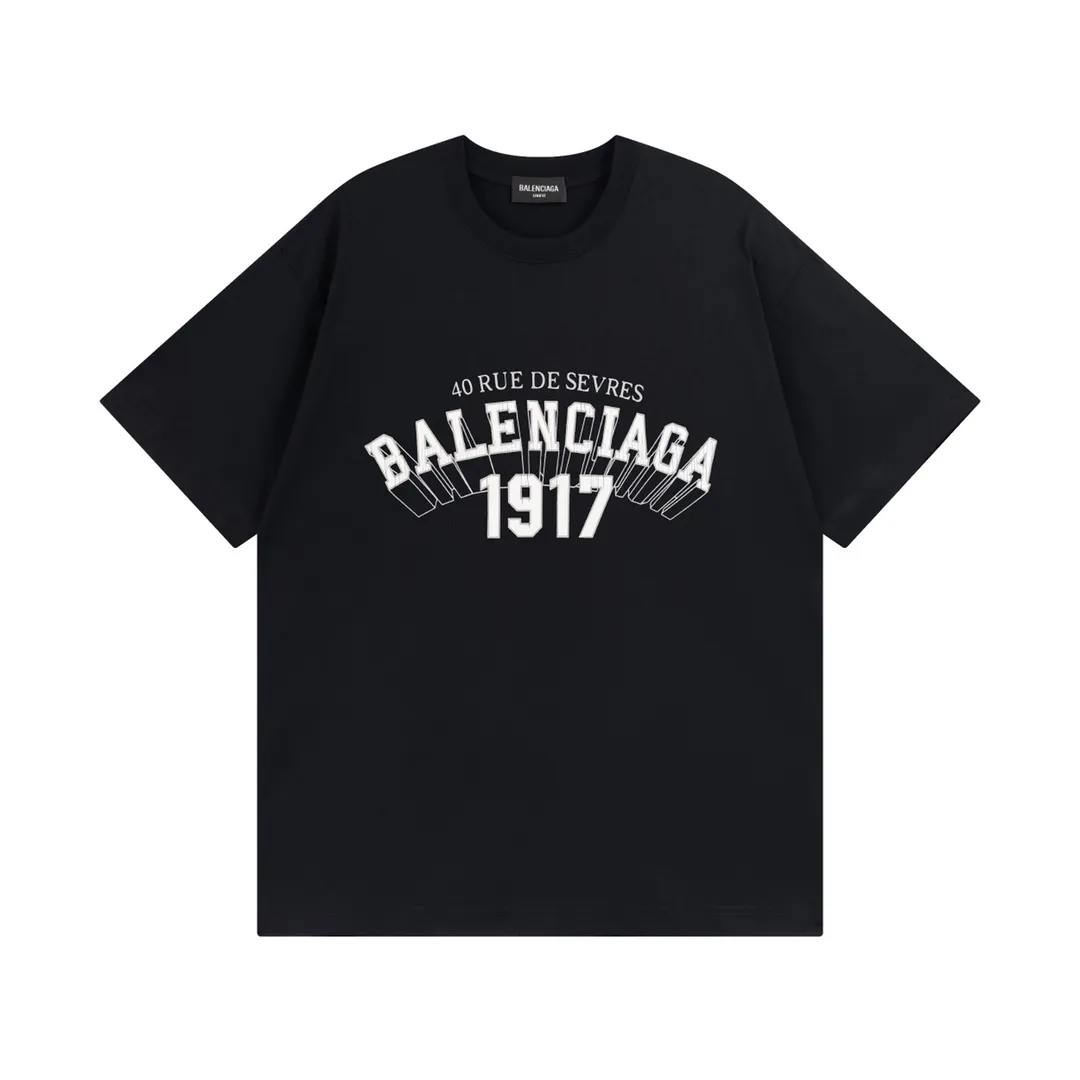 🅿️166 Detailed picture [Top version. Official website quality] BALENCI*GA/Paris.1917 3D classic letter LOGO printed short-sleeved T-shirt. Brick cabinet synchronization. The fabric is made of Paris ZP custom-woven and dyed 100% cotton double yarn compact cotton. The weight is 260 grams, the cloth surface is clean. The cloth pattern is clear, soft and comfortable. The threads are dyed with no color difference. The classic pattern is printed with environmentally friendly imported materials, straight cracks and cracked glue. Precision printing screen, the letters are clear and the effect is three-dimensional. Different market currency, welcome to compare, the version adopts OS loose shoulder version. Same style for men and women Coding: BL223050 Color: black, white Size: XS S M L