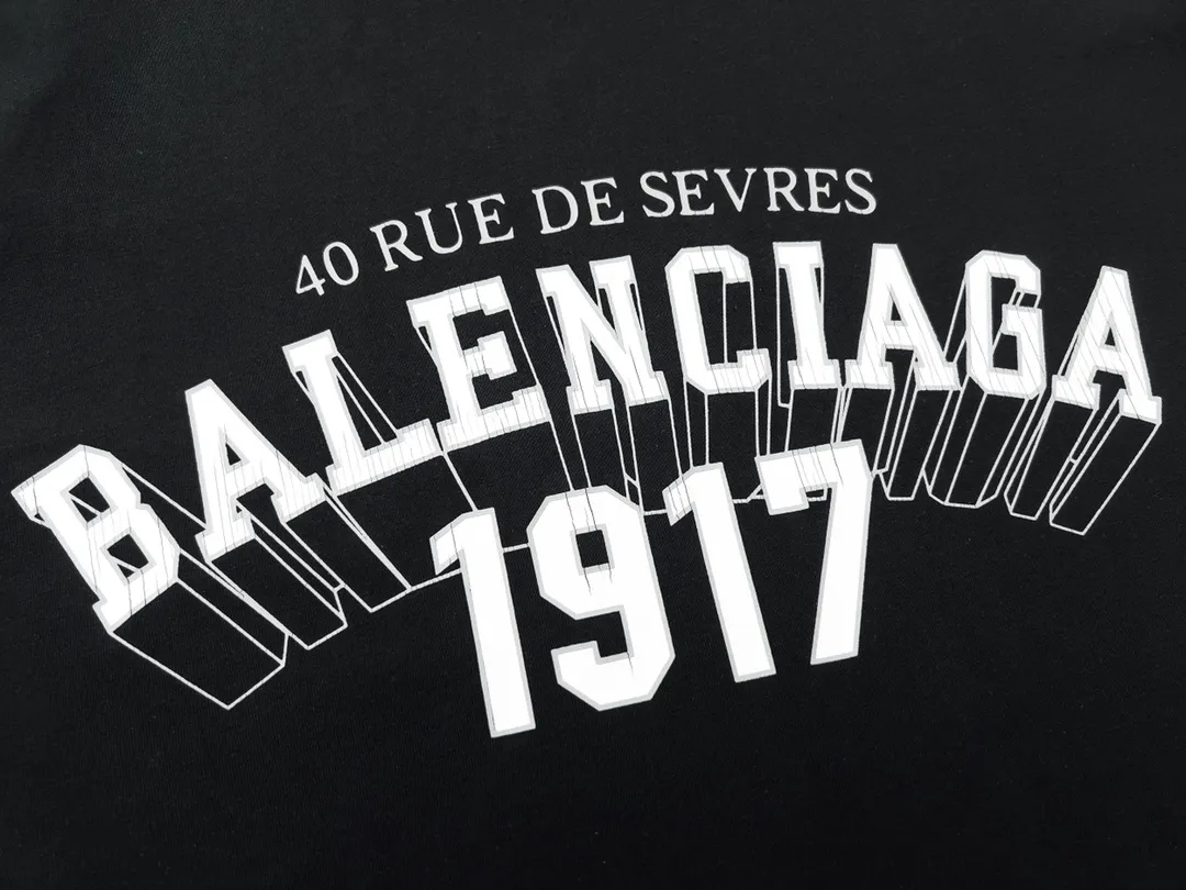 🅿️166 Detailed picture [Top version. Official website quality] BALENCI*GA/Paris.1917 3D classic letter LOGO printed short-sleeved T-shirt. Brick cabinet synchronization. The fabric is made of Paris ZP custom-woven and dyed 100% cotton double yarn compact cotton. The weight is 260 grams, the cloth surface is clean. The cloth pattern is clear, soft and comfortable. The threads are dyed with no color difference. The classic pattern is printed with environmentally friendly imported materials, straight cracks and cracked glue. Precision printing screen, the letters are clear and the effect is three-dimensional. Different market currency, welcome to compare, the version adopts OS loose shoulder version. Same style for men and women Coding: BL223050 Color: black, white Size: XS S M L