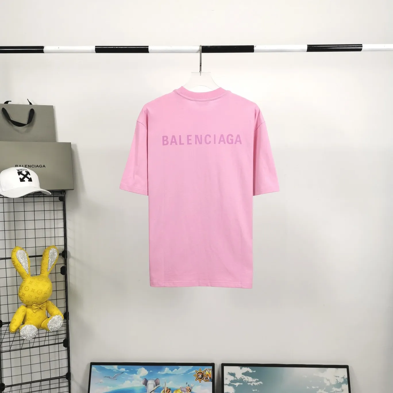 The top tested version of BALENCIAGA with large LOGO basic letters on the back, pure cotton loose fit for male and female couples, the same fashion brand high-end short-sleeved T-shirt. The god of simplicity in Paris, a volume sought after by many stars. Lisa’s favorite basic short-sleeved Paris style, which has a very high appearance rate. Wear alone, paired with jeans, shorts, and sweatpants, it's a versatile style. Xiaohongshu, a hot item on INS, a must-have for Paris fans.  The printing uses white glue as a base, coupled with Kornit direct injection, which ensures the anchorage of the printing and machine washing without any pressure. However, everyone should pay attention to something. The printing of this model is not thick glue, and the printing surface is not shiny. Please pay attention to the importance of version. Don't make a pattern based on the pictures. If you don't have the original version, you won't be able to make it look one to one like the original version. At most, you can just make a look. It's just a piece of clothing without a soul. The fabric is made of 24S 260g double yarn pure cotton fabric. The threads and fabric are custom woven and dyed in the same style, without color difference.  A complete set of customized tags, collar tags, washed, plastic bags, and most importantly, a complete set of bags, tag codes, and codes are all authentic.  Color: White, Black, Royal Blue, Apricot, Floral Gray, Pink Size: XS-L P:250