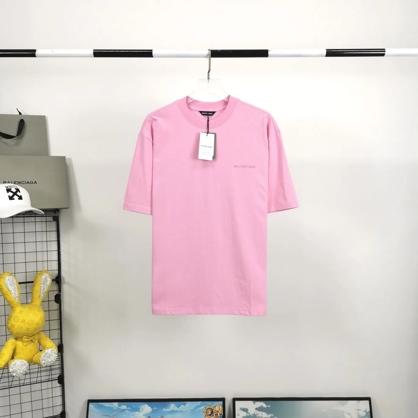 The top tested version of BALENCIAGA with large LOGO basic letters on the back, pure cotton loose fit for male and female couples, the same fashion brand high-end short-sleeved T-shirt. The god of simplicity in Paris, a volume sought after by many stars. Lisa’s favorite basic short-sleeved Paris style, which has a very high appearance rate. Wear alone, paired with jeans, shorts, and sweatpants, it's a versatile style. Xiaohongshu, a hot item on INS, a must-have for Paris fans.  The printing uses white glue as a base, coupled with Kornit direct injection, which ensures the anchorage of the printing and machine washing without any pressure. However, everyone should pay attention to something. The printing of this model is not thick glue, and the printing surface is not shiny. Please pay attention to the importance of version. Don't make a pattern based on the pictures. If you don't have the original version, you won't be able to make it look one to one like the original version. At most, you can just make a look. It's just a piece of clothing without a soul. The fabric is made of 24S 260g double yarn pure cotton fabric. The threads and fabric are custom woven and dyed in the same style, without color difference.  A complete set of customized tags, collar tags, washed, plastic bags, and most importantly, a complete set of bags, tag codes, and codes are all authentic.  Color: White, Black, Royal Blue, Apricot, Floral Gray, Pink Size: XS-L P:250