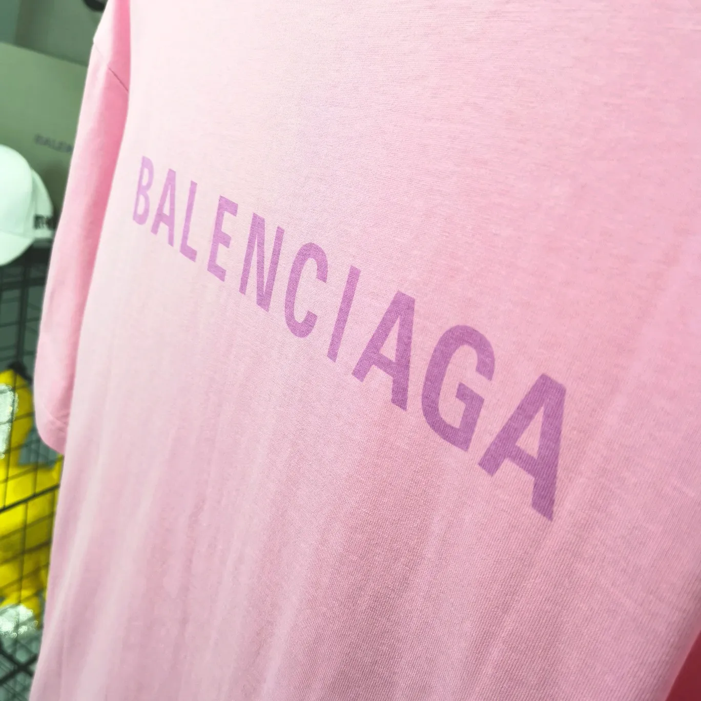 The top tested version of BALENCIAGA with large LOGO basic letters on the back, pure cotton loose fit for male and female couples, the same fashion brand high-end short-sleeved T-shirt. The god of simplicity in Paris, a volume sought after by many stars. Lisa’s favorite basic short-sleeved Paris style, which has a very high appearance rate. Wear alone, paired with jeans, shorts, and sweatpants, it's a versatile style. Xiaohongshu, a hot item on INS, a must-have for Paris fans.  The printing uses white glue as a base, coupled with Kornit direct injection, which ensures the anchorage of the printing and machine washing without any pressure. However, everyone should pay attention to something. The printing of this model is not thick glue, and the printing surface is not shiny. Please pay attention to the importance of version. Don't make a pattern based on the pictures. If you don't have the original version, you won't be able to make it look one to one like the original version. At most, you can just make a look. It's just a piece of clothing without a soul. The fabric is made of 24S 260g double yarn pure cotton fabric. The threads and fabric are custom woven and dyed in the same style, without color difference.  A complete set of customized tags, collar tags, washed, plastic bags, and most importantly, a complete set of bags, tag codes, and codes are all authentic.  Color: White, Black, Royal Blue, Apricot, Floral Gray, Pink Size: XS-L P:250