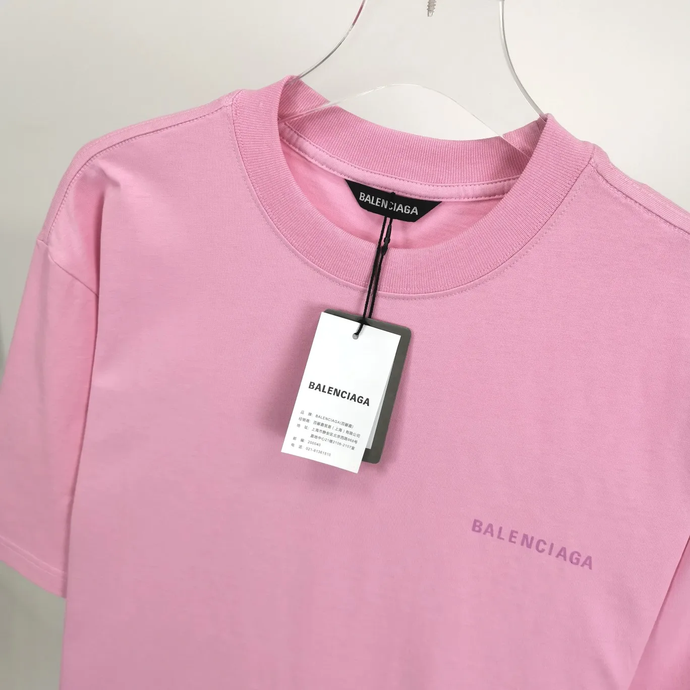 The top tested version of BALENCIAGA with large LOGO basic letters on the back, pure cotton loose fit for male and female couples, the same fashion brand high-end short-sleeved T-shirt. The god of simplicity in Paris, a volume sought after by many stars. Lisa’s favorite basic short-sleeved Paris style, which has a very high appearance rate. Wear alone, paired with jeans, shorts, and sweatpants, it's a versatile style. Xiaohongshu, a hot item on INS, a must-have for Paris fans.  The printing uses white glue as a base, coupled with Kornit direct injection, which ensures the anchorage of the printing and machine washing without any pressure. However, everyone should pay attention to something. The printing of this model is not thick glue, and the printing surface is not shiny. Please pay attention to the importance of version. Don't make a pattern based on the pictures. If you don't have the original version, you won't be able to make it look one to one like the original version. At most, you can just make a look. It's just a piece of clothing without a soul. The fabric is made of 24S 260g double yarn pure cotton fabric. The threads and fabric are custom woven and dyed in the same style, without color difference.  A complete set of customized tags, collar tags, washed, plastic bags, and most importantly, a complete set of bags, tag codes, and codes are all authentic.  Color: White, Black, Royal Blue, Apricot, Floral Gray, Pink Size: XS-L P:250