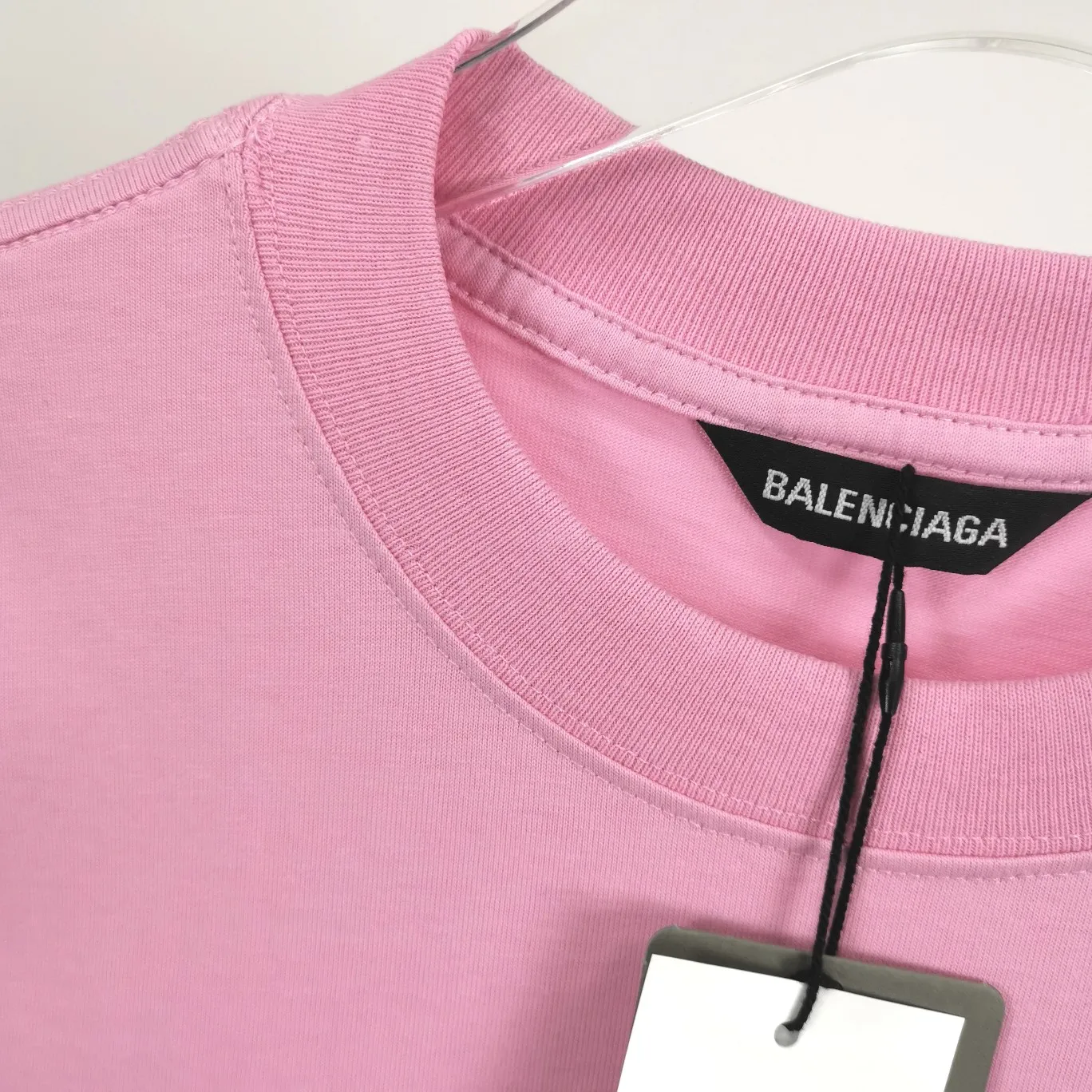 The top tested version of BALENCIAGA with large LOGO basic letters on the back, pure cotton loose fit for male and female couples, the same fashion brand high-end short-sleeved T-shirt. The god of simplicity in Paris, a volume sought after by many stars. Lisa’s favorite basic short-sleeved Paris style, which has a very high appearance rate. Wear alone, paired with jeans, shorts, and sweatpants, it's a versatile style. Xiaohongshu, a hot item on INS, a must-have for Paris fans.  The printing uses white glue as a base, coupled with Kornit direct injection, which ensures the anchorage of the printing and machine washing without any pressure. However, everyone should pay attention to something. The printing of this model is not thick glue, and the printing surface is not shiny. Please pay attention to the importance of version. Don't make a pattern based on the pictures. If you don't have the original version, you won't be able to make it look one to one like the original version. At most, you can just make a look. It's just a piece of clothing without a soul. The fabric is made of 24S 260g double yarn pure cotton fabric. The threads and fabric are custom woven and dyed in the same style, without color difference.  A complete set of customized tags, collar tags, washed, plastic bags, and most importantly, a complete set of bags, tag codes, and codes are all authentic.  Color: White, Black, Royal Blue, Apricot, Floral Gray, Pink Size: XS-L P:250