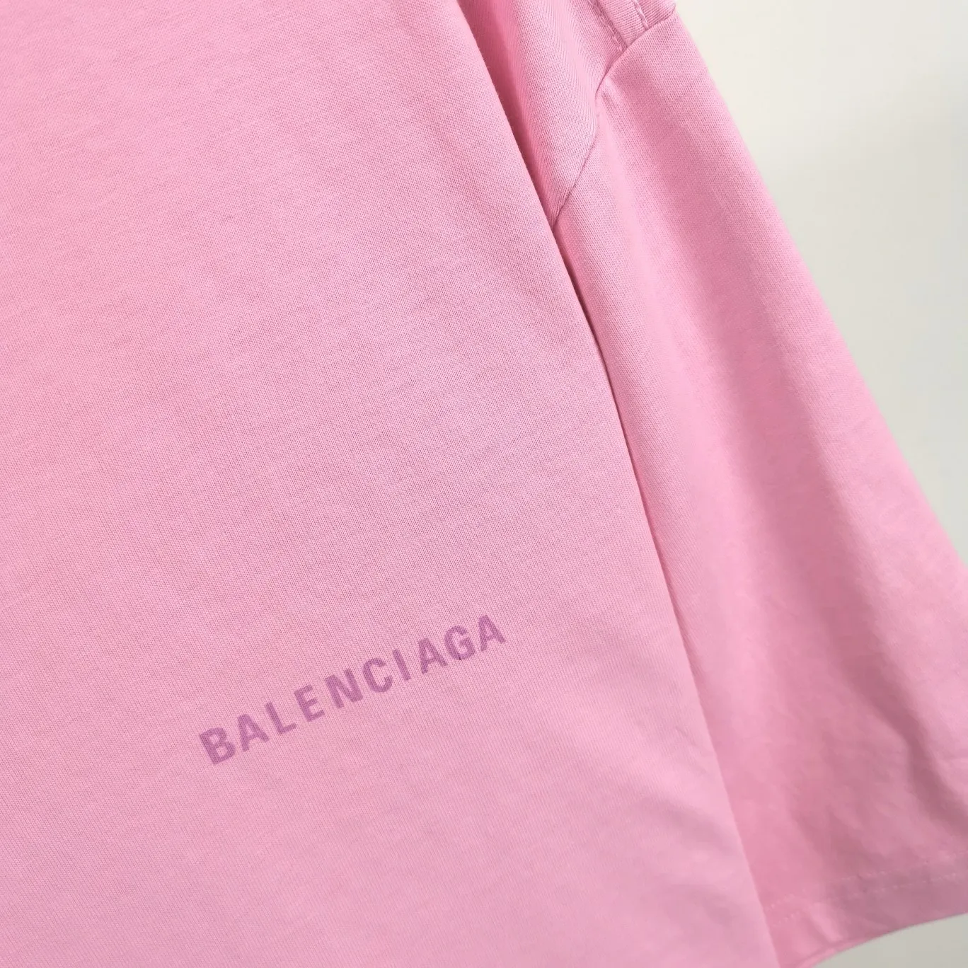 The top tested version of BALENCIAGA with large LOGO basic letters on the back, pure cotton loose fit for male and female couples, the same fashion brand high-end short-sleeved T-shirt. The god of simplicity in Paris, a volume sought after by many stars. Lisa’s favorite basic short-sleeved Paris style, which has a very high appearance rate. Wear alone, paired with jeans, shorts, and sweatpants, it's a versatile style. Xiaohongshu, a hot item on INS, a must-have for Paris fans.  The printing uses white glue as a base, coupled with Kornit direct injection, which ensures the anchorage of the printing and machine washing without any pressure. However, everyone should pay attention to something. The printing of this model is not thick glue, and the printing surface is not shiny. Please pay attention to the importance of version. Don't make a pattern based on the pictures. If you don't have the original version, you won't be able to make it look one to one like the original version. At most, you can just make a look. It's just a piece of clothing without a soul. The fabric is made of 24S 260g double yarn pure cotton fabric. The threads and fabric are custom woven and dyed in the same style, without color difference.  A complete set of customized tags, collar tags, washed, plastic bags, and most importantly, a complete set of bags, tag codes, and codes are all authentic.  Color: White, Black, Royal Blue, Apricot, Floral Gray, Pink Size: XS-L P:250