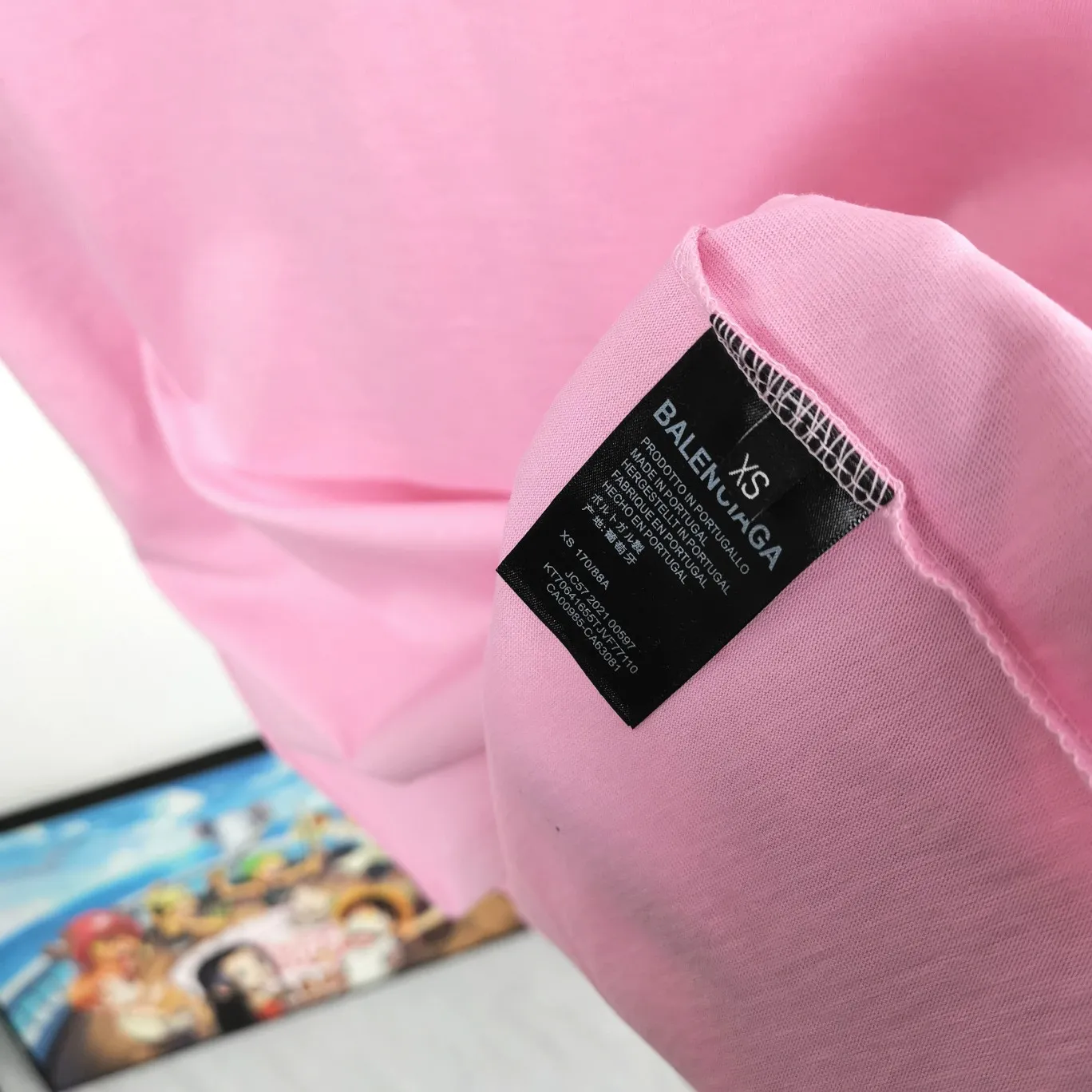 The top tested version of BALENCIAGA with large LOGO basic letters on the back, pure cotton loose fit for male and female couples, the same fashion brand high-end short-sleeved T-shirt. The god of simplicity in Paris, a volume sought after by many stars. Lisa’s favorite basic short-sleeved Paris style, which has a very high appearance rate. Wear alone, paired with jeans, shorts, and sweatpants, it's a versatile style. Xiaohongshu, a hot item on INS, a must-have for Paris fans.  The printing uses white glue as a base, coupled with Kornit direct injection, which ensures the anchorage of the printing and machine washing without any pressure. However, everyone should pay attention to something. The printing of this model is not thick glue, and the printing surface is not shiny. Please pay attention to the importance of version. Don't make a pattern based on the pictures. If you don't have the original version, you won't be able to make it look one to one like the original version. At most, you can just make a look. It's just a piece of clothing without a soul. The fabric is made of 24S 260g double yarn pure cotton fabric. The threads and fabric are custom woven and dyed in the same style, without color difference.  A complete set of customized tags, collar tags, washed, plastic bags, and most importantly, a complete set of bags, tag codes, and codes are all authentic.  Color: White, Black, Royal Blue, Apricot, Floral Gray, Pink Size: XS-L P:250