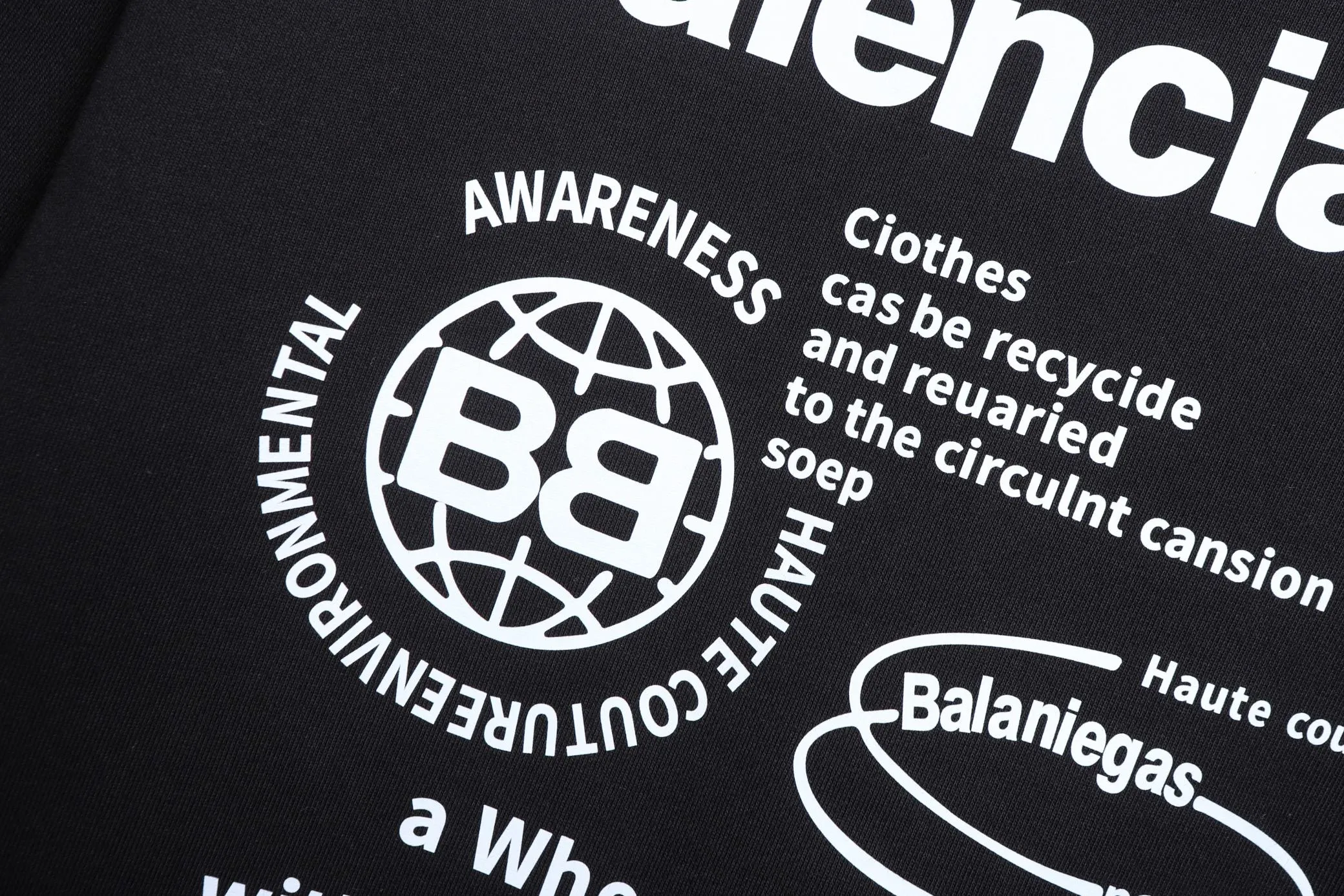 🅿️270 High-quality Paris round-neck sweatshirt, model number B22 * Made of 450 custom-woven and dyed high-gram weight tripe pure cotton sweatshirt fabric. The fabric feels thick and has a certain sense of self-weight. The bottom has a dense and rough terry texture, which is close to the skin and has excellent warmth retention. You will not feel any discomfort at all! *The thick pattern on the front chest is clear in color, and the back printing adds special pattern lines that are smooth and smooth without falling off and deforming when washed *This design is based on classics and simply and clearly shows the brand's high-end luxury identity. Same style for men and women 𝐂𝐎𝐋𝐎𝐔𝐑: black, white 𝐒𝐈𝐙𝐄: S- xl