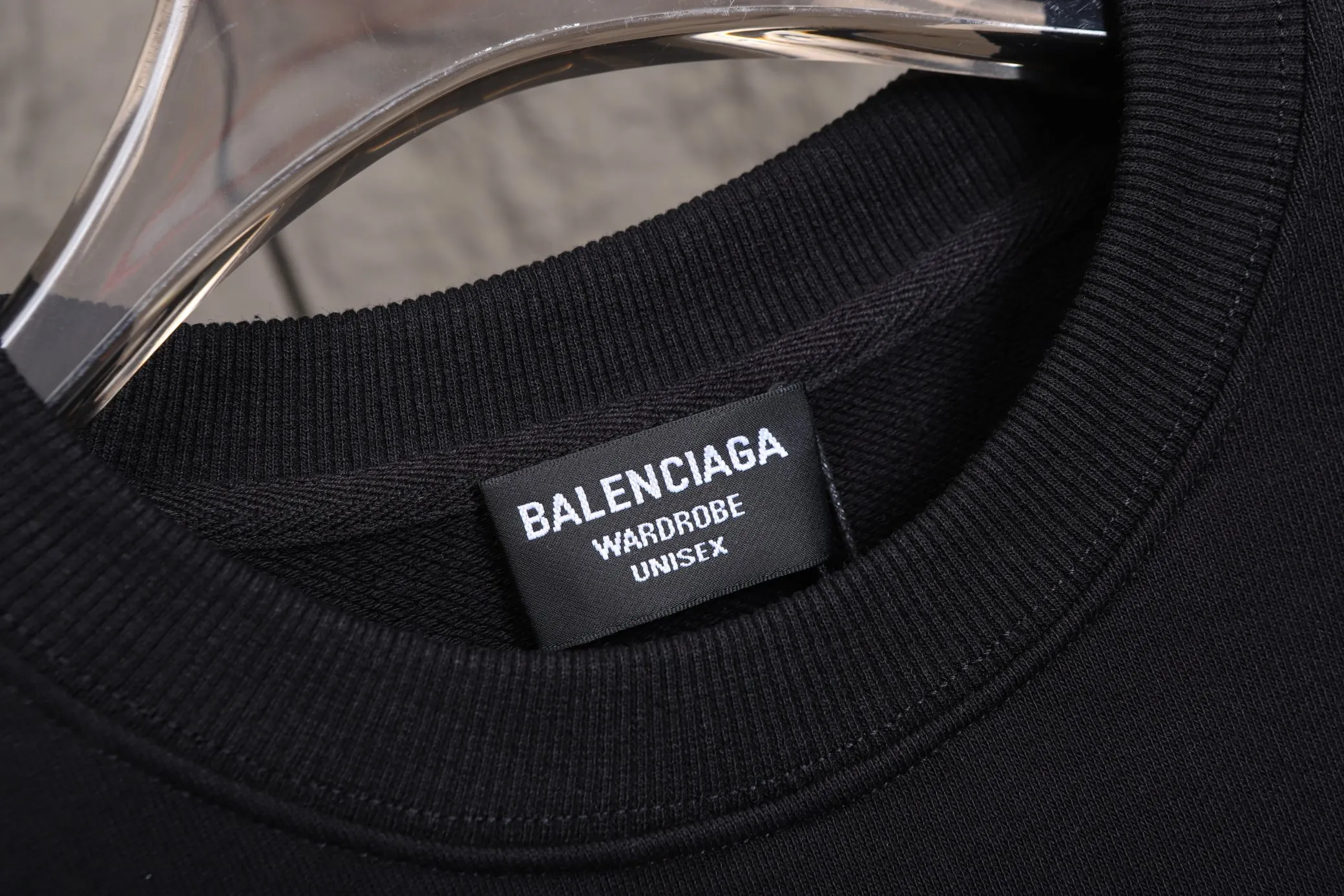 🅿️270 High-quality Paris round-neck sweatshirt, model number B22 * Made of 450 custom-woven and dyed high-gram weight tripe pure cotton sweatshirt fabric. The fabric feels thick and has a certain sense of self-weight. The bottom has a dense and rough terry texture, which is close to the skin and has excellent warmth retention. You will not feel any discomfort at all! *The thick pattern on the front chest is clear in color, and the back printing adds special pattern lines that are smooth and smooth without falling off and deforming when washed *This design is based on classics and simply and clearly shows the brand's high-end luxury identity. Same style for men and women 𝐂𝐎𝐋𝐎𝐔𝐑: black, white 𝐒𝐈𝐙𝐄: S- xl