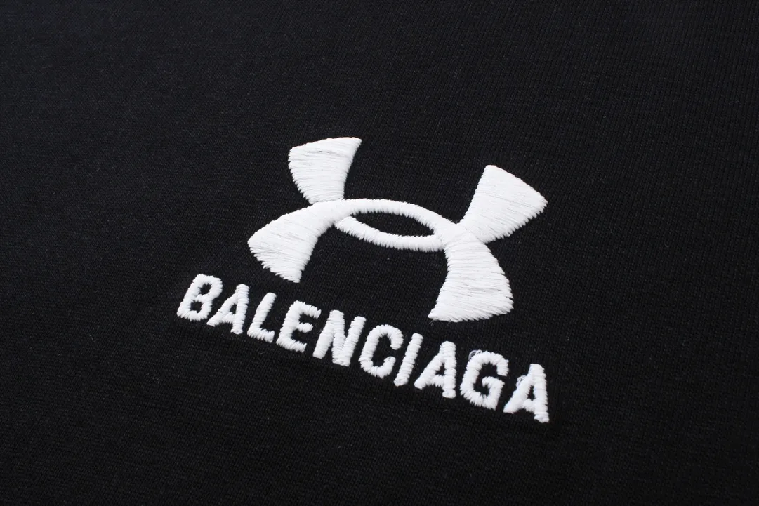 🅿️186 Real photos [Top version. Official website quality] BALENCI*GA/Paris joint Under Armor front and rear embroidered short-sleeved T-shirt # SS24 latest model. Research and development at the first time, different market currencies. Comparisons welcome. The fabric is made of Paris ZP custom-woven and dyed cotton double yarn. Weighing 260 grams, the cloth surface is clean. The cloth pattern is clear, soft and comfortable. The threads are dyed with no color difference. The classic LOGO pattern embroidery is embroidered by Tajima imported machine. The letters are clear, three-dimensional and without burrs. Jubie market produces pictures based on pictures. Welcome to compare. The version adopts OS loose shoulder design. Same style for men and women. Code: BL223372 Color: black, red, size: XS S M L
