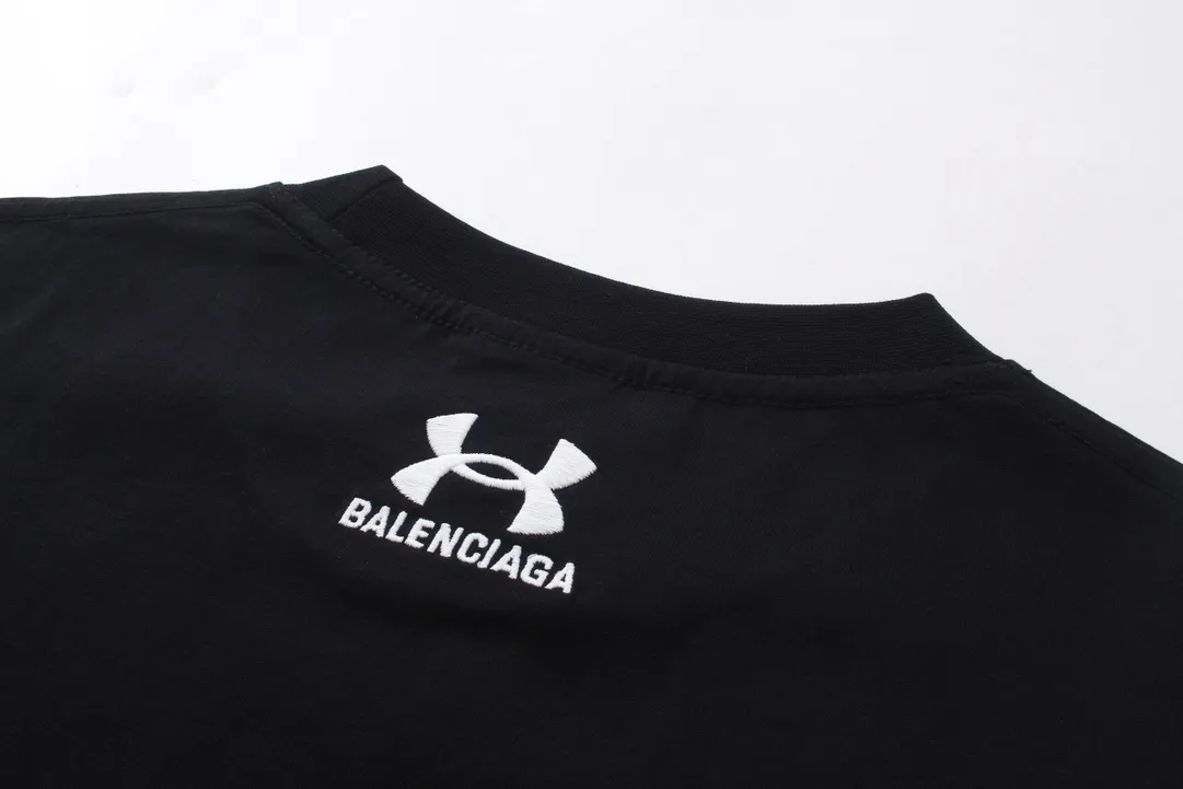 🅿️186 Real photos [Top version. Official website quality] BALENCI*GA/Paris joint Under Armor front and rear embroidered short-sleeved T-shirt # SS24 latest model. Research and development at the first time, different market currencies. Comparisons welcome. The fabric is made of Paris ZP custom-woven and dyed cotton double yarn. Weighing 260 grams, the cloth surface is clean. The cloth pattern is clear, soft and comfortable. The threads are dyed with no color difference. The classic LOGO pattern embroidery is embroidered by Tajima imported machine. The letters are clear, three-dimensional and without burrs. Jubie market produces pictures based on pictures. Welcome to compare. The version adopts OS loose shoulder design. Same style for men and women. Code: BL223372 Color: black, red, size: XS S M L