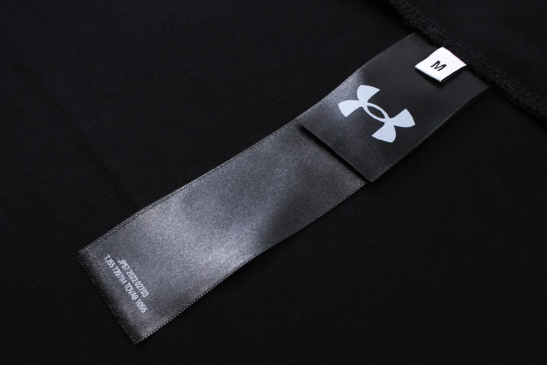 🅿️186 Real photos [Top version. Official website quality] BALENCI*GA/Paris joint Under Armor front and rear embroidered short-sleeved T-shirt # SS24 latest model. Research and development at the first time, different market currencies. Comparisons welcome. The fabric is made of Paris ZP custom-woven and dyed cotton double yarn. Weighing 260 grams, the cloth surface is clean. The cloth pattern is clear, soft and comfortable. The threads are dyed with no color difference. The classic LOGO pattern embroidery is embroidered by Tajima imported machine. The letters are clear, three-dimensional and without burrs. Jubie market produces pictures based on pictures. Welcome to compare. The version adopts OS loose shoulder design. Same style for men and women. Code: BL223372 Color: black, red, size: XS S M L