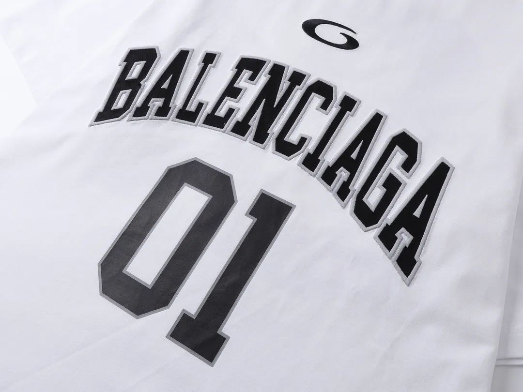 🅿️210 Actual pictures [Top version. Official website quality] BALENCI*GA/Paris.SS25 latest basketball uniform embroidered printed long-sleeved T-shirt. The front embroidery is embroidered and printed using a Tajima computer embroidery machine, the lower left corner is stamped, and the back piece is printed. Brick cabinets are synchronized. Genuine products are developed at the first time. The fabric is made of Paris ZP custom-woven and dyed cotton double yarn. Weighing 260 grams, the cloth surface is clean. The cloth pattern is clear, soft and comfortable. The threads are dyed with no color difference. The printing uses environmentally friendly imported materials, the letters are clear and the effect is three-dimensional. The version adopts OS loose shoulder design. Same style for men and women. Code: BL253626 Color: black, white, orchid, purple, yellow, green. Size: XS S M L