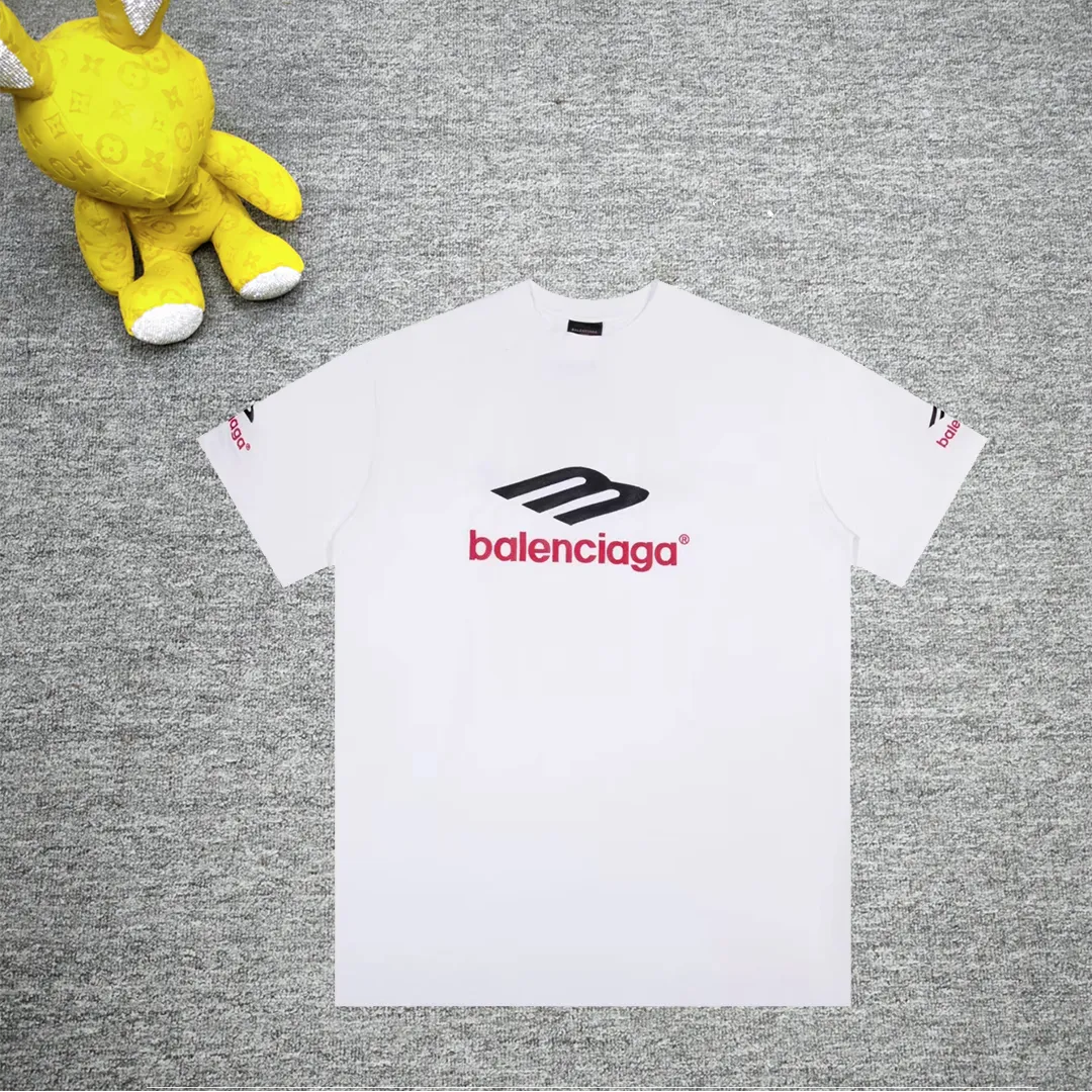 [Latest new] Top-grade tested version - BALENCIAGA - Balenciaga's new 3B big M fully embroidered T-shirt on the front and back. The front and rear arms are made of imported Tajima machine heavy embroidery 12W needle and thread. Fine embroidery. The effect is three-dimensional. The lines are clear. No rough edges. Super high-tech embroidery. The fullness is very high. The concave and convex texture is obvious. The fabric is custom-woven and dyed. Zero color difference in the thread. Perfect 1:1. Distinguished from market currency. All original development pays attention to details. Avoid the mixing of stolen pictures by merchants ✅ Correct 280g custom-woven and custom-dyed double yarn pure cotton fabric, no color difference in custom-dyed threads ✅ Correct imported material printing, Conley machine white ink direct injection process, letters are clear and three-dimensional, firm and do not fall off ✅ Overweight craftsmanship, original version is the same, different market currencies. Here I explain why I am a little more expensive than others, 1. It seems to be simple printing or embroidery, but it is not simple at all. 10000% imported machine restoration, not just lip service. Welcome to compare with peers. 2. Each model is produced by the company, and the details of workmanship and fabrics are consistent with the original ones. It is guaranteed that there will be no color difference with the counters. Reproduction is not scary. Whoever fakes it will be embarrassed. It’s not shameful to make a replica, it’s shameful if you can’t buy the correct version if you make a replica. 3. Note that the threaded collars are all original collars of certain countries and regions, with high wrapping. The width of the neckline and cabinets are accurate to the millimeter. Thick necklines are not easy to deform. The collars of high-end products are all restored cabinets. They are different from the big collars in the world. Ordinary garbage short-sleeves are printed with a print. The clavicle of the upper body is exposed. Please be patient. Customers who have bought genuine products or have seen genuine products will come back to place orders again. This is quality. This is quality. 4. Different styles of washed wheat main wheat, including imported wheat, have different colors and codes. Really restore the counter. As we all know, Balenciaga's collar labels in each quarter have different English or different colors. This distinguishes the fast food products with the same main wheat washed wheat. 5. Pay attention to the workmanship. The stitching at the neckline has no folds, smooth and natural without overlapping lines. Really restore this. This is something that many people cannot do. 6. The fabric is made of 280g Paris-specific double yarn. No one can make better fabrics than my family. It’s really incomparable with the ordinary version on the market. Respect it. It’s genuine and costs several thousand yuan. Don’t buy street stalls. Quality 7. The workmanship is fully restored. The packaging is fully restored. The cost is huge. 8. I guarantee here that this is the highest quality you can find. Color: White Black Size: xs s m l P: 290