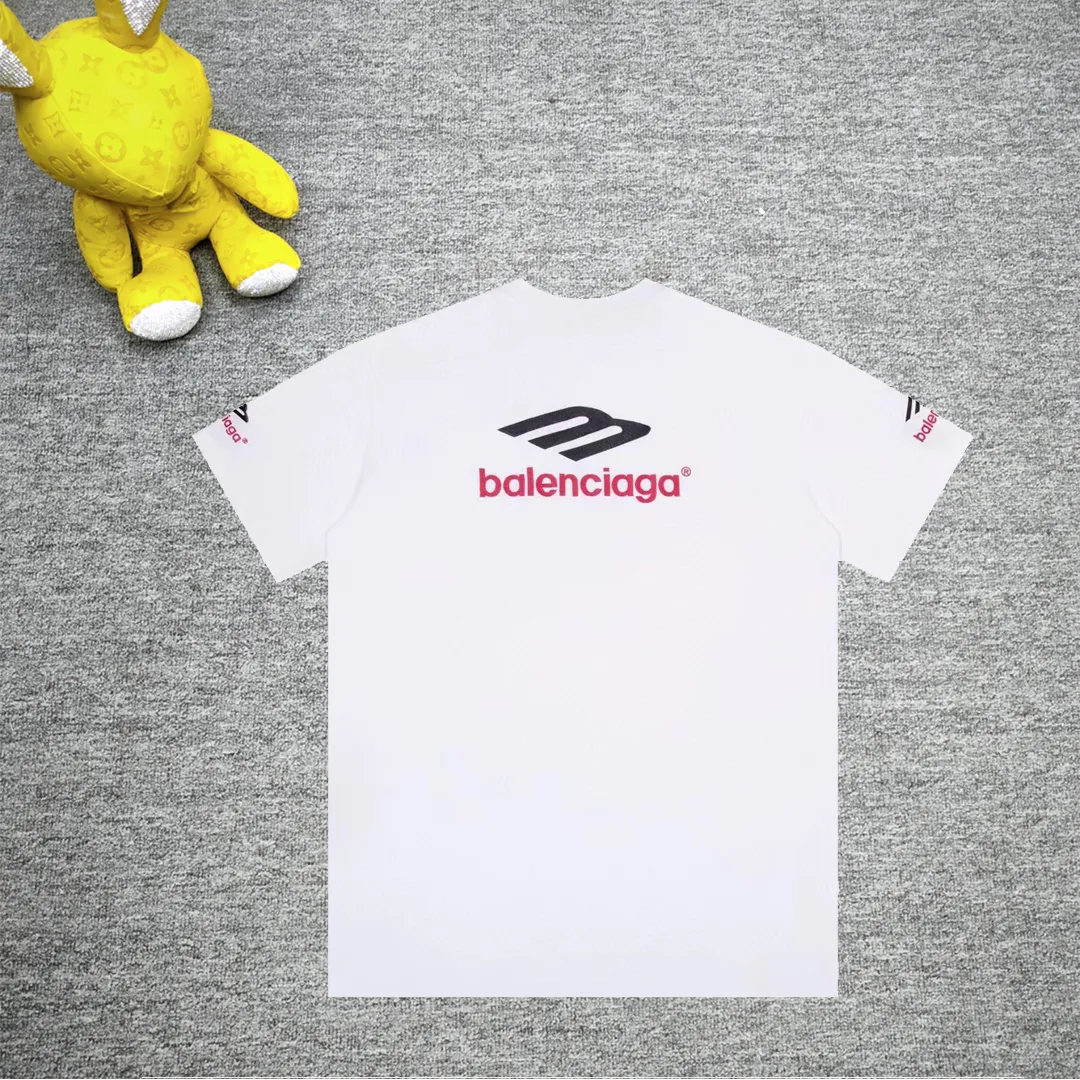 [Latest new] Top-grade tested version - BALENCIAGA - Balenciaga's new 3B big M fully embroidered T-shirt on the front and back. The front and rear arms are made of imported Tajima machine heavy embroidery 12W needle and thread. Fine embroidery. The effect is three-dimensional. The lines are clear. No rough edges. Super high-tech embroidery. The fullness is very high. The concave and convex texture is obvious. The fabric is custom-woven and dyed. Zero color difference in the thread. Perfect 1:1. Distinguished from market currency. All original development pays attention to details. Avoid the mixing of stolen pictures by merchants ✅ Correct 280g custom-woven and custom-dyed double yarn pure cotton fabric, no color difference in custom-dyed threads ✅ Correct imported material printing, Conley machine white ink direct injection process, letters are clear and three-dimensional, firm and do not fall off ✅ Overweight craftsmanship, original version is the same, different market currencies. Here I explain why I am a little more expensive than others, 1. It seems to be simple printing or embroidery, but it is not simple at all. 10000% imported machine restoration, not just lip service. Welcome to compare with peers. 2. Each model is produced by the company, and the details of workmanship and fabrics are consistent with the original ones. It is guaranteed that there will be no color difference with the counters. Reproduction is not scary. Whoever fakes it will be embarrassed. It’s not shameful to make a replica, it’s shameful if you can’t buy the correct version if you make a replica. 3. Note that the threaded collars are all original collars of certain countries and regions, with high wrapping. The width of the neckline and cabinets are accurate to the millimeter. Thick necklines are not easy to deform. The collars of high-end products are all restored cabinets. They are different from the big collars in the world. Ordinary garbage short-sleeves are printed with a print. The clavicle of the upper body is exposed. Please be patient. Customers who have bought genuine products or have seen genuine products will come back to place orders again. This is quality. This is quality. 4. Different styles of washed wheat main wheat, including imported wheat, have different colors and codes. Really restore the counter. As we all know, Balenciaga's collar labels in each quarter have different English or different colors. This distinguishes the fast food products with the same main wheat washed wheat. 5. Pay attention to the workmanship. The stitching at the neckline has no folds, smooth and natural without overlapping lines. Really restore this. This is something that many people cannot do. 6. The fabric is made of 280g Paris-specific double yarn. No one can make better fabrics than my family. It’s really incomparable with the ordinary version on the market. Respect it. It’s genuine and costs several thousand yuan. Don’t buy street stalls. Quality 7. The workmanship is fully restored. The packaging is fully restored. The cost is huge. 8. I guarantee here that this is the highest quality you can find. Color: White Black Size: xs s m l P: 290