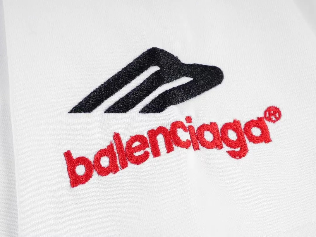 [Latest new] Top-grade tested version - BALENCIAGA - Balenciaga's new 3B big M fully embroidered T-shirt on the front and back. The front and rear arms are made of imported Tajima machine heavy embroidery 12W needle and thread. Fine embroidery. The effect is three-dimensional. The lines are clear. No rough edges. Super high-tech embroidery. The fullness is very high. The concave and convex texture is obvious. The fabric is custom-woven and dyed. Zero color difference in the thread. Perfect 1:1. Distinguished from market currency. All original development pays attention to details. Avoid the mixing of stolen pictures by merchants ✅ Correct 280g custom-woven and custom-dyed double yarn pure cotton fabric, no color difference in custom-dyed threads ✅ Correct imported material printing, Conley machine white ink direct injection process, letters are clear and three-dimensional, firm and do not fall off ✅ Overweight craftsmanship, original version is the same, different market currencies. Here I explain why I am a little more expensive than others, 1. It seems to be simple printing or embroidery, but it is not simple at all. 10000% imported machine restoration, not just lip service. Welcome to compare with peers. 2. Each model is produced by the company, and the details of workmanship and fabrics are consistent with the original ones. It is guaranteed that there will be no color difference with the counters. Reproduction is not scary. Whoever fakes it will be embarrassed. It’s not shameful to make a replica, it’s shameful if you can’t buy the correct version if you make a replica. 3. Note that the threaded collars are all original collars of certain countries and regions, with high wrapping. The width of the neckline and cabinets are accurate to the millimeter. Thick necklines are not easy to deform. The collars of high-end products are all restored cabinets. They are different from the big collars in the world. Ordinary garbage short-sleeves are printed with a print. The clavicle of the upper body is exposed. Please be patient. Customers who have bought genuine products or have seen genuine products will come back to place orders again. This is quality. This is quality. 4. Different styles of washed wheat main wheat, including imported wheat, have different colors and codes. Really restore the counter. As we all know, Balenciaga's collar labels in each quarter have different English or different colors. This distinguishes the fast food products with the same main wheat washed wheat. 5. Pay attention to the workmanship. The stitching at the neckline has no folds, smooth and natural without overlapping lines. Really restore this. This is something that many people cannot do. 6. The fabric is made of 280g Paris-specific double yarn. No one can make better fabrics than my family. It’s really incomparable with the ordinary version on the market. Respect it. It’s genuine and costs several thousand yuan. Don’t buy street stalls. Quality 7. The workmanship is fully restored. The packaging is fully restored. The cost is huge. 8. I guarantee here that this is the highest quality you can find. Color: White Black Size: xs s m l P: 290