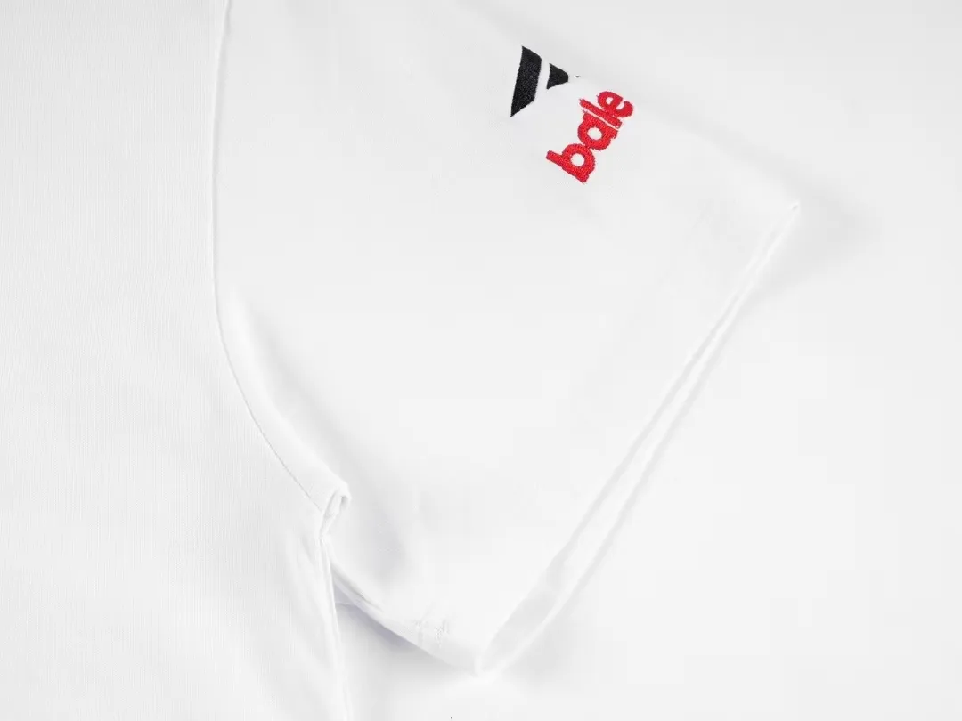 [Latest new] Top-grade tested version - BALENCIAGA - Balenciaga's new 3B big M fully embroidered T-shirt on the front and back. The front and rear arms are made of imported Tajima machine heavy embroidery 12W needle and thread. Fine embroidery. The effect is three-dimensional. The lines are clear. No rough edges. Super high-tech embroidery. The fullness is very high. The concave and convex texture is obvious. The fabric is custom-woven and dyed. Zero color difference in the thread. Perfect 1:1. Distinguished from market currency. All original development pays attention to details. Avoid the mixing of stolen pictures by merchants ✅ Correct 280g custom-woven and custom-dyed double yarn pure cotton fabric, no color difference in custom-dyed threads ✅ Correct imported material printing, Conley machine white ink direct injection process, letters are clear and three-dimensional, firm and do not fall off ✅ Overweight craftsmanship, original version is the same, different market currencies. Here I explain why I am a little more expensive than others, 1. It seems to be simple printing or embroidery, but it is not simple at all. 10000% imported machine restoration, not just lip service. Welcome to compare with peers. 2. Each model is produced by the company, and the details of workmanship and fabrics are consistent with the original ones. It is guaranteed that there will be no color difference with the counters. Reproduction is not scary. Whoever fakes it will be embarrassed. It’s not shameful to make a replica, it’s shameful if you can’t buy the correct version if you make a replica. 3. Note that the threaded collars are all original collars of certain countries and regions, with high wrapping. The width of the neckline and cabinets are accurate to the millimeter. Thick necklines are not easy to deform. The collars of high-end products are all restored cabinets. They are different from the big collars in the world. Ordinary garbage short-sleeves are printed with a print. The clavicle of the upper body is exposed. Please be patient. Customers who have bought genuine products or have seen genuine products will come back to place orders again. This is quality. This is quality. 4. Different styles of washed wheat main wheat, including imported wheat, have different colors and codes. Really restore the counter. As we all know, Balenciaga's collar labels in each quarter have different English or different colors. This distinguishes the fast food products with the same main wheat washed wheat. 5. Pay attention to the workmanship. The stitching at the neckline has no folds, smooth and natural without overlapping lines. Really restore this. This is something that many people cannot do. 6. The fabric is made of 280g Paris-specific double yarn. No one can make better fabrics than my family. It’s really incomparable with the ordinary version on the market. Respect it. It’s genuine and costs several thousand yuan. Don’t buy street stalls. Quality 7. The workmanship is fully restored. The packaging is fully restored. The cost is huge. 8. I guarantee here that this is the highest quality you can find. Color: White Black Size: xs s m l P: 290