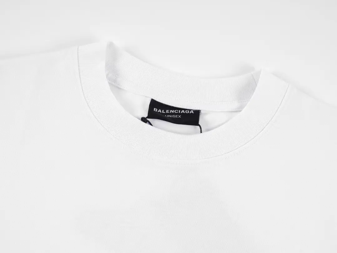 [Latest new] Top-grade tested version - BALENCIAGA - Balenciaga's new 3B big M fully embroidered T-shirt on the front and back. The front and rear arms are made of imported Tajima machine heavy embroidery 12W needle and thread. Fine embroidery. The effect is three-dimensional. The lines are clear. No rough edges. Super high-tech embroidery. The fullness is very high. The concave and convex texture is obvious. The fabric is custom-woven and dyed. Zero color difference in the thread. Perfect 1:1. Distinguished from market currency. All original development pays attention to details. Avoid the mixing of stolen pictures by merchants ✅ Correct 280g custom-woven and custom-dyed double yarn pure cotton fabric, no color difference in custom-dyed threads ✅ Correct imported material printing, Conley machine white ink direct injection process, letters are clear and three-dimensional, firm and do not fall off ✅ Overweight craftsmanship, original version is the same, different market currencies. Here I explain why I am a little more expensive than others, 1. It seems to be simple printing or embroidery, but it is not simple at all. 10000% imported machine restoration, not just lip service. Welcome to compare with peers. 2. Each model is produced by the company, and the details of workmanship and fabrics are consistent with the original ones. It is guaranteed that there will be no color difference with the counters. Reproduction is not scary. Whoever fakes it will be embarrassed. It’s not shameful to make a replica, it’s shameful if you can’t buy the correct version if you make a replica. 3. Note that the threaded collars are all original collars of certain countries and regions, with high wrapping. The width of the neckline and cabinets are accurate to the millimeter. Thick necklines are not easy to deform. The collars of high-end products are all restored cabinets. They are different from the big collars in the world. Ordinary garbage short-sleeves are printed with a print. The clavicle of the upper body is exposed. Please be patient. Customers who have bought genuine products or have seen genuine products will come back to place orders again. This is quality. This is quality. 4. Different styles of washed wheat main wheat, including imported wheat, have different colors and codes. Really restore the counter. As we all know, Balenciaga's collar labels in each quarter have different English or different colors. This distinguishes the fast food products with the same main wheat washed wheat. 5. Pay attention to the workmanship. The stitching at the neckline has no folds, smooth and natural without overlapping lines. Really restore this. This is something that many people cannot do. 6. The fabric is made of 280g Paris-specific double yarn. No one can make better fabrics than my family. It’s really incomparable with the ordinary version on the market. Respect it. It’s genuine and costs several thousand yuan. Don’t buy street stalls. Quality 7. The workmanship is fully restored. The packaging is fully restored. The cost is huge. 8. I guarantee here that this is the highest quality you can find. Color: White Black Size: xs s m l P: 290