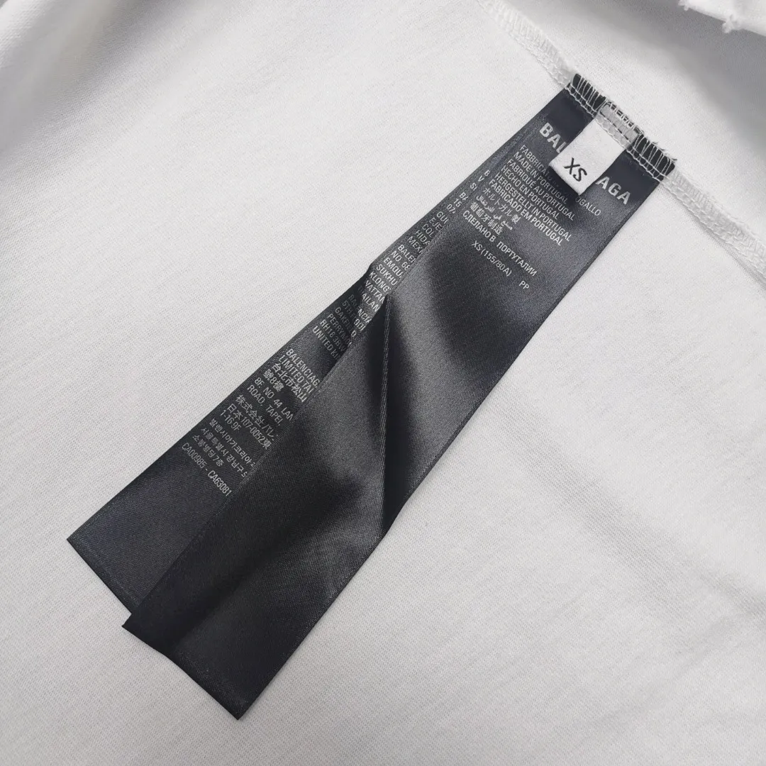 [Latest new] Top-grade tested version - BALENCIAGA - Balenciaga's new 3B big M fully embroidered T-shirt on the front and back. The front and rear arms are made of imported Tajima machine heavy embroidery 12W needle and thread. Fine embroidery. The effect is three-dimensional. The lines are clear. No rough edges. Super high-tech embroidery. The fullness is very high. The concave and convex texture is obvious. The fabric is custom-woven and dyed. Zero color difference in the thread. Perfect 1:1. Distinguished from market currency. All original development pays attention to details. Avoid the mixing of stolen pictures by merchants ✅ Correct 280g custom-woven and custom-dyed double yarn pure cotton fabric, no color difference in custom-dyed threads ✅ Correct imported material printing, Conley machine white ink direct injection process, letters are clear and three-dimensional, firm and do not fall off ✅ Overweight craftsmanship, original version is the same, different market currencies. Here I explain why I am a little more expensive than others, 1. It seems to be simple printing or embroidery, but it is not simple at all. 10000% imported machine restoration, not just lip service. Welcome to compare with peers. 2. Each model is produced by the company, and the details of workmanship and fabrics are consistent with the original ones. It is guaranteed that there will be no color difference with the counters. Reproduction is not scary. Whoever fakes it will be embarrassed. It’s not shameful to make a replica, it’s shameful if you can’t buy the correct version if you make a replica. 3. Note that the threaded collars are all original collars of certain countries and regions, with high wrapping. The width of the neckline and cabinets are accurate to the millimeter. Thick necklines are not easy to deform. The collars of high-end products are all restored cabinets. They are different from the big collars in the world. Ordinary garbage short-sleeves are printed with a print. The clavicle of the upper body is exposed. Please be patient. Customers who have bought genuine products or have seen genuine products will come back to place orders again. This is quality. This is quality. 4. Different styles of washed wheat main wheat, including imported wheat, have different colors and codes. Really restore the counter. As we all know, Balenciaga's collar labels in each quarter have different English or different colors. This distinguishes the fast food products with the same main wheat washed wheat. 5. Pay attention to the workmanship. The stitching at the neckline has no folds, smooth and natural without overlapping lines. Really restore this. This is something that many people cannot do. 6. The fabric is made of 280g Paris-specific double yarn. No one can make better fabrics than my family. It’s really incomparable with the ordinary version on the market. Respect it. It’s genuine and costs several thousand yuan. Don’t buy street stalls. Quality 7. The workmanship is fully restored. The packaging is fully restored. The cost is huge. 8. I guarantee here that this is the highest quality you can find. Color: White Black Size: xs s m l P: 290