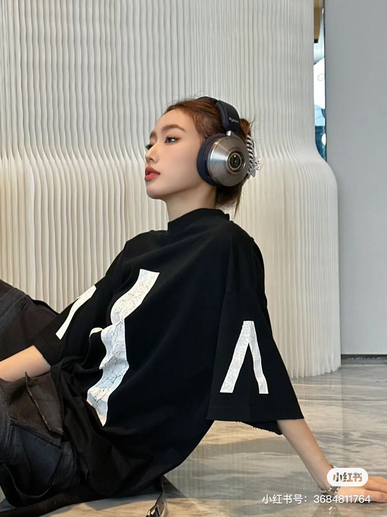 🎀Hot model pictures🎀[Updated] Top version [Supports NFC chip identification] BALENCIAGA - Balenciaga Inverted V music limited short-sleeved T-shirt, 32 pieces of double yarn, 320g - counter synchronization. Tortoise pattern printing on the front. Inverted V on the chest. Heavy washing and grinding. Detailed collars/cuffs/hems, etc. Many holes. Need to be polished by hand otherwise the effect of the garment will be irregular. Custom-woven and dyed fabrics have been washed twice to achieve a natural worn effect. The size of the letter spacing on the back panel is the same as the original version. It has a full sense of thickness and distinguishes the market currency. It is a hot-selling style in the market. The same style for men and women. Color: Black White Size: XS. S. M. LP: 280