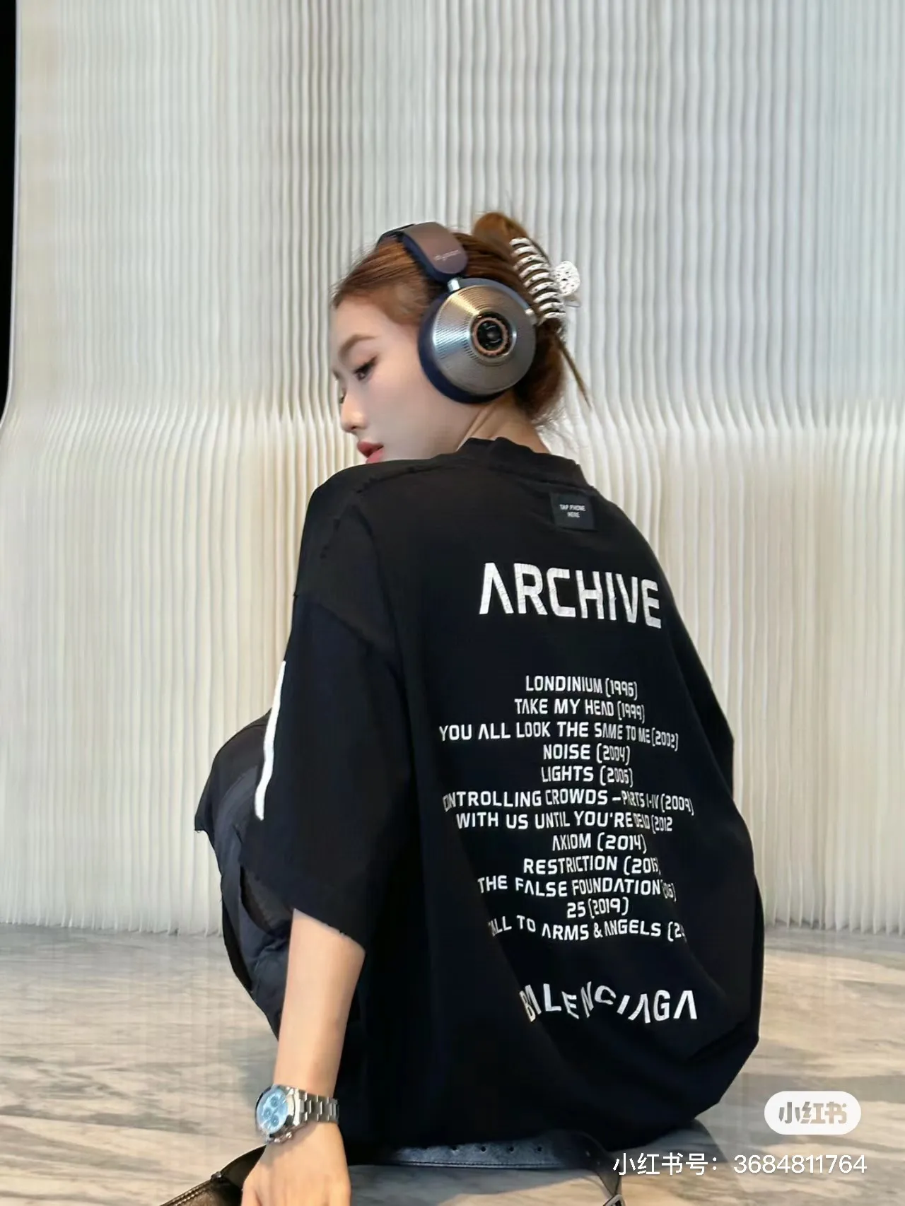 🎀Hot model pictures🎀[Updated] Top version [Supports NFC chip identification] BALENCIAGA - Balenciaga Inverted V music limited short-sleeved T-shirt, 32 pieces of double yarn, 320g - counter synchronization. Tortoise pattern printing on the front. Inverted V on the chest. Heavy washing and grinding. Detailed collars/cuffs/hems, etc. Many holes. Need to be polished by hand otherwise the effect of the garment will be irregular. Custom-woven and dyed fabrics have been washed twice to achieve a natural worn effect. The size of the letter spacing on the back panel is the same as the original version. It has a full sense of thickness and distinguishes the market currency. It is a hot-selling style in the market. The same style for men and women. Color: Black White Size: XS. S. M. LP: 280