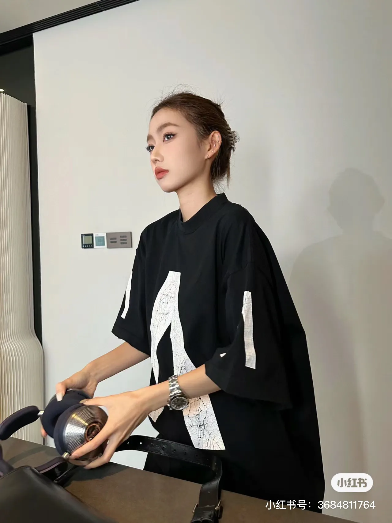 🎀Hot model pictures🎀[Updated] Top version [Supports NFC chip identification] BALENCIAGA - Balenciaga Inverted V music limited short-sleeved T-shirt, 32 pieces of double yarn, 320g - counter synchronization. Tortoise pattern printing on the front. Inverted V on the chest. Heavy washing and grinding. Detailed collars/cuffs/hems, etc. Many holes. Need to be polished by hand otherwise the effect of the garment will be irregular. Custom-woven and dyed fabrics have been washed twice to achieve a natural worn effect. The size of the letter spacing on the back panel is the same as the original version. It has a full sense of thickness and distinguishes the market currency. It is a hot-selling style in the market. The same style for men and women. Color: Black White Size: XS. S. M. LP: 280