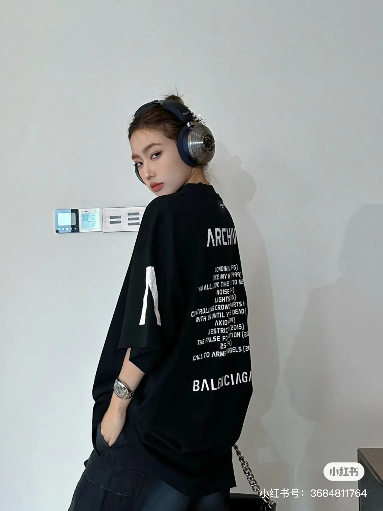 🎀Hot model pictures🎀[Updated] Top version [Supports NFC chip identification] BALENCIAGA - Balenciaga Inverted V music limited short-sleeved T-shirt, 32 pieces of double yarn, 320g - counter synchronization. Tortoise pattern printing on the front. Inverted V on the chest. Heavy washing and grinding. Detailed collars/cuffs/hems, etc. Many holes. Need to be polished by hand otherwise the effect of the garment will be irregular. Custom-woven and dyed fabrics have been washed twice to achieve a natural worn effect. The size of the letter spacing on the back panel is the same as the original version. It has a full sense of thickness and distinguishes the market currency. It is a hot-selling style in the market. The same style for men and women. Color: Black White Size: XS. S. M. LP: 280