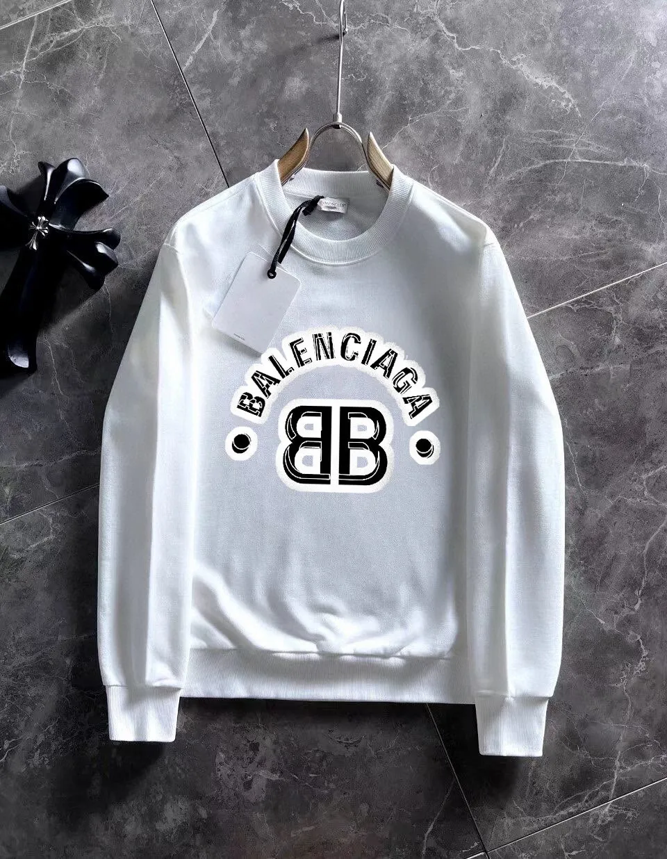 🅿️220 brand [BALENCIAGA] (good news for fat people) 2025ss autumn latest long-sleeved round-neck sweatshirt, available simultaneously on the official website. Refreshing and breathable. Made of top Tencel Roman. Comfortable and soft. 3D stereoscopic clarity. Super fashion sense. Great gift for personal use. Size: M-5XL (can wear up to 220 pounds)