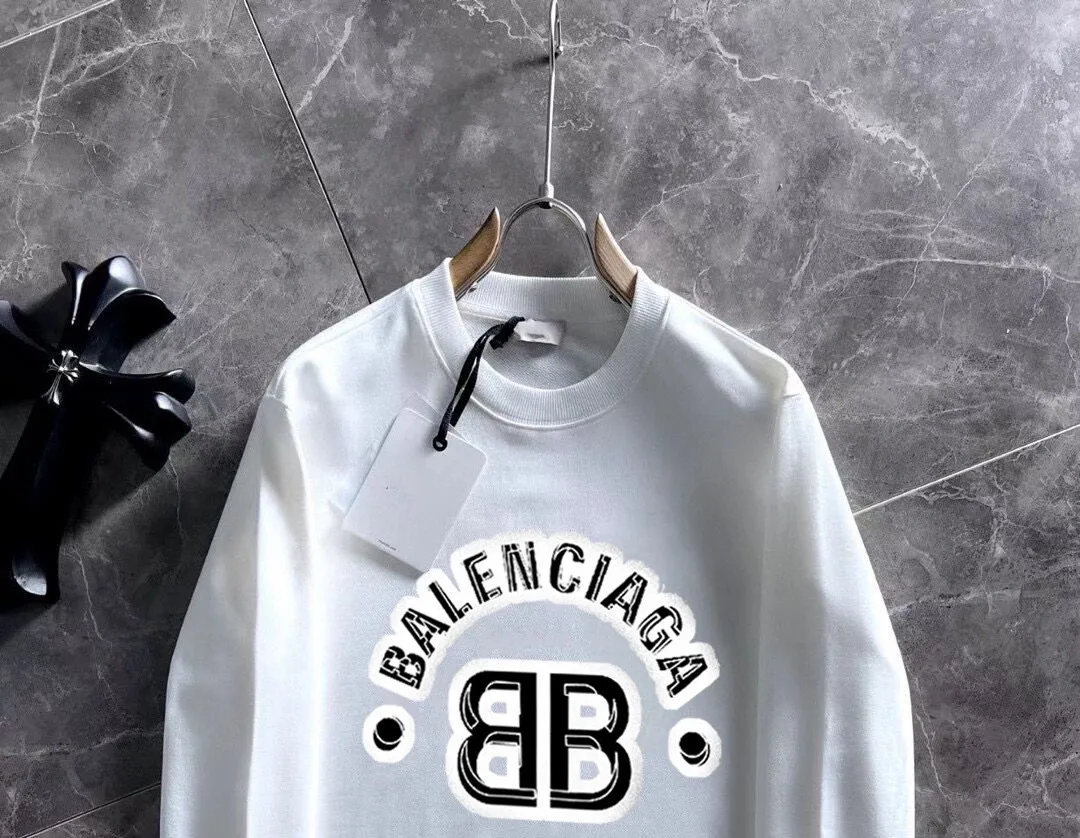 🅿️220 brand [BALENCIAGA] (good news for fat people) 2025ss autumn latest long-sleeved round-neck sweatshirt, available simultaneously on the official website. Refreshing and breathable. Made of top Tencel Roman. Comfortable and soft. 3D stereoscopic clarity. Super fashion sense. Great gift for personal use. Size: M-5XL (can wear up to 220 pounds)