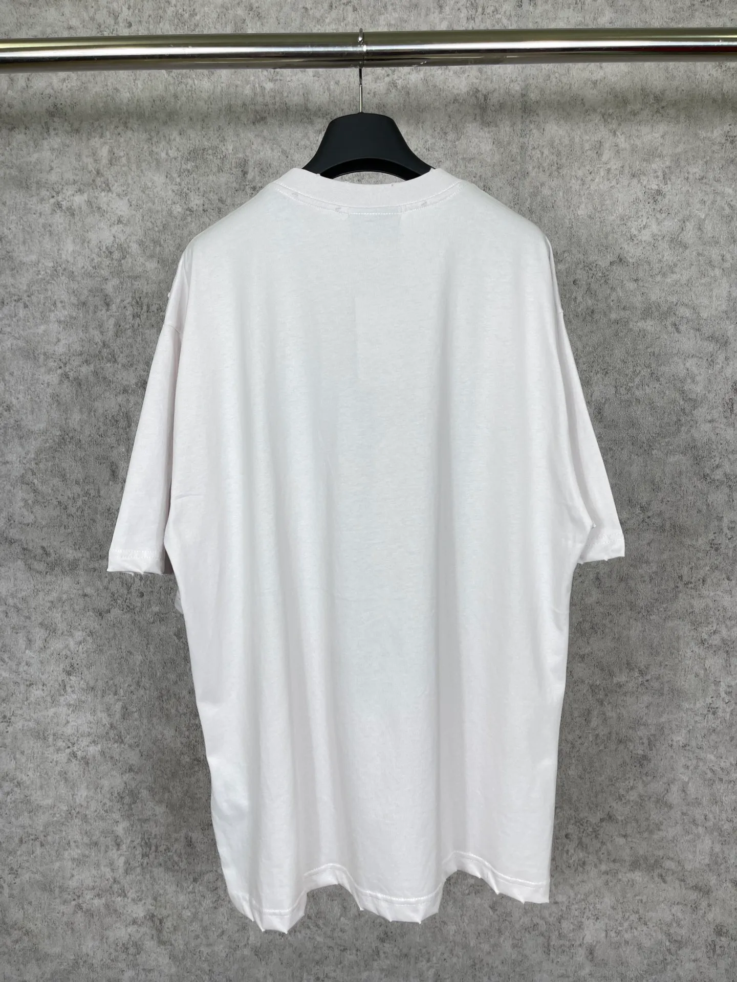 🅿️166 Real photos [Top version. Official website quality] BALENCI*GA/Paris BALENCI*GA# 2023 spring and summer new style, front-print reverse mirror LOGO short-sleeved T-shirt. 2023 spring and summer new product. Brick cabinet synchronization. The fabric is made of Paris ZP custom-woven and dyed 100% cotton double yarn compact cotton. The weight is 260 grams, the cloth surface is clean. The cloth pattern is clear. Soft and comfortable. Good color fastness. Not easy to change color. The threads are woven and dyed with no color difference. The printing uses imported environmentally friendly rubber paddles, precision stencils, fine LOGO letters, clear letters, no burrs, and a three-dimensional effect. Restore brick cabinet. The version adopts OS loose shoulder version. Same style for men and women. Code: BL223081 Color: black, light gray, red. Size: XS to L