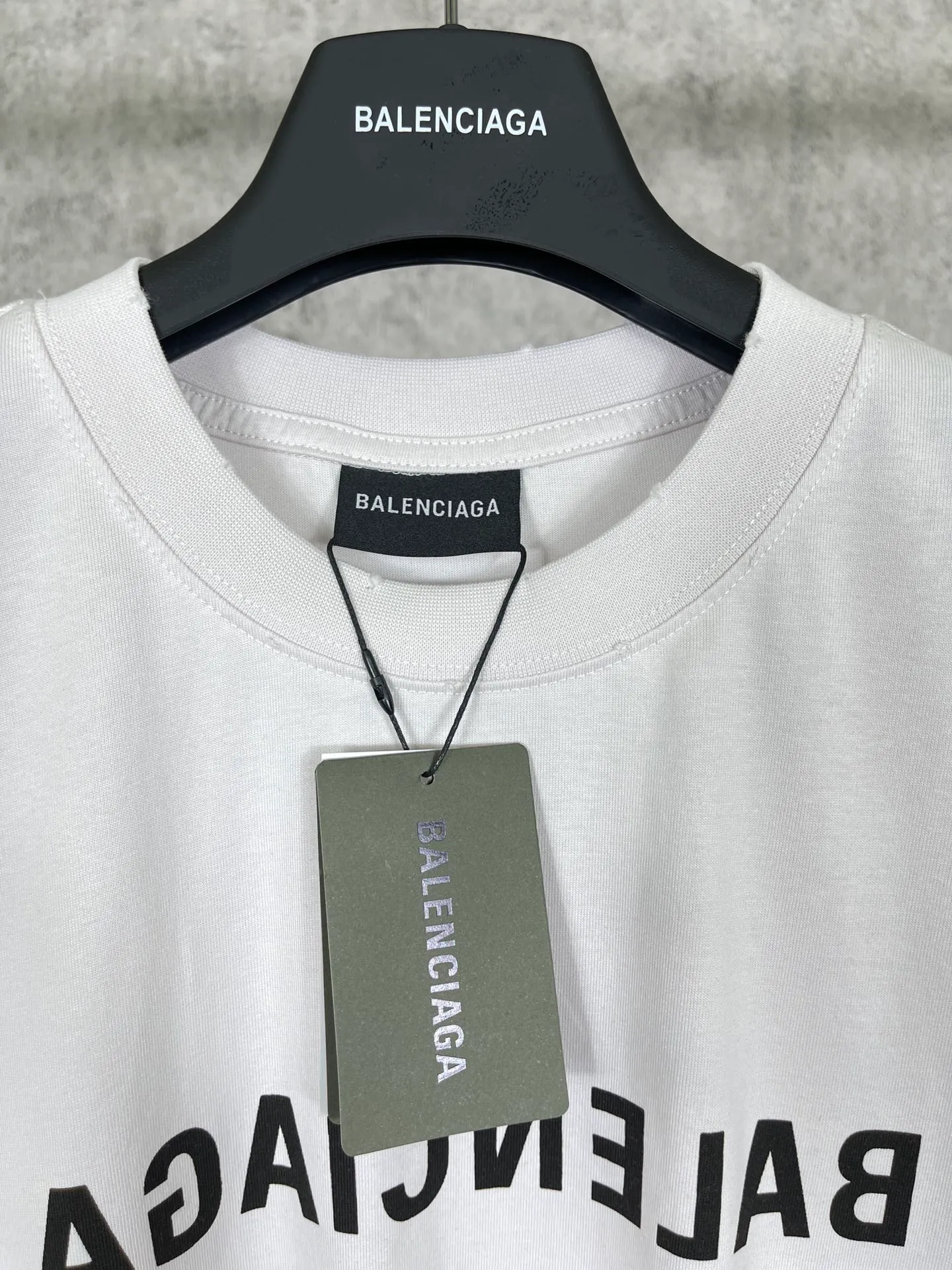 🅿️166 Real photos [Top version. Official website quality] BALENCI*GA/Paris BALENCI*GA# 2023 spring and summer new style, front-print reverse mirror LOGO short-sleeved T-shirt. 2023 spring and summer new product. Brick cabinet synchronization. The fabric is made of Paris ZP custom-woven and dyed 100% cotton double yarn compact cotton. The weight is 260 grams, the cloth surface is clean. The cloth pattern is clear. Soft and comfortable. Good color fastness. Not easy to change color. The threads are woven and dyed with no color difference. The printing uses imported environmentally friendly rubber paddles, precision stencils, fine LOGO letters, clear letters, no burrs, and a three-dimensional effect. Restore brick cabinet. The version adopts OS loose shoulder version. Same style for men and women. Code: BL223081 Color: black, light gray, red. Size: XS to L