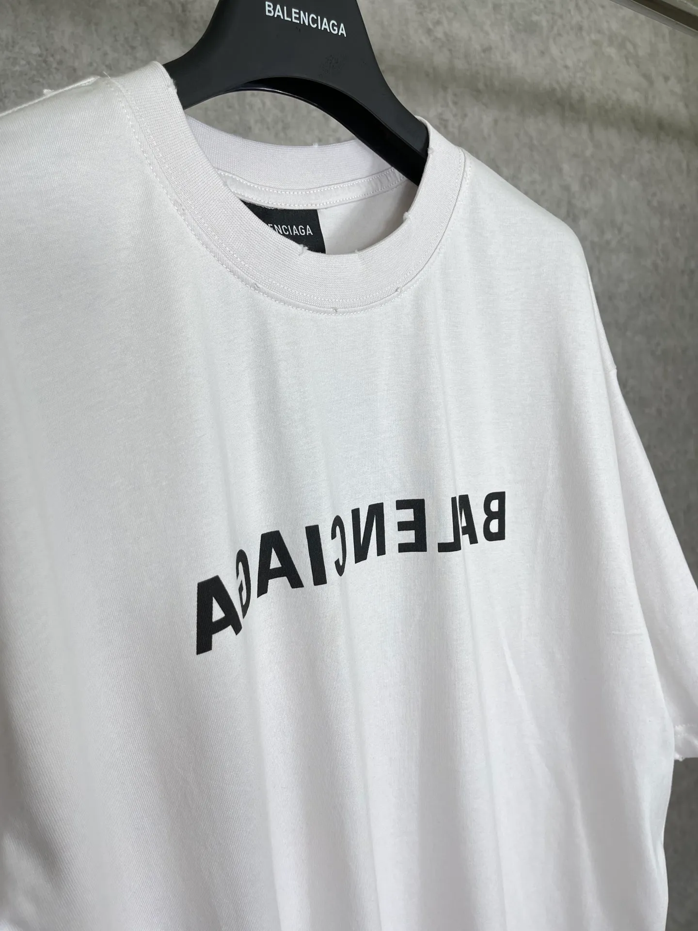 🅿️166 Real photos [Top version. Official website quality] BALENCI*GA/Paris BALENCI*GA# 2023 spring and summer new style, front-print reverse mirror LOGO short-sleeved T-shirt. 2023 spring and summer new product. Brick cabinet synchronization. The fabric is made of Paris ZP custom-woven and dyed 100% cotton double yarn compact cotton. The weight is 260 grams, the cloth surface is clean. The cloth pattern is clear. Soft and comfortable. Good color fastness. Not easy to change color. The threads are woven and dyed with no color difference. The printing uses imported environmentally friendly rubber paddles, precision stencils, fine LOGO letters, clear letters, no burrs, and a three-dimensional effect. Restore brick cabinet. The version adopts OS loose shoulder version. Same style for men and women. Code: BL223081 Color: black, light gray, red. Size: XS to L