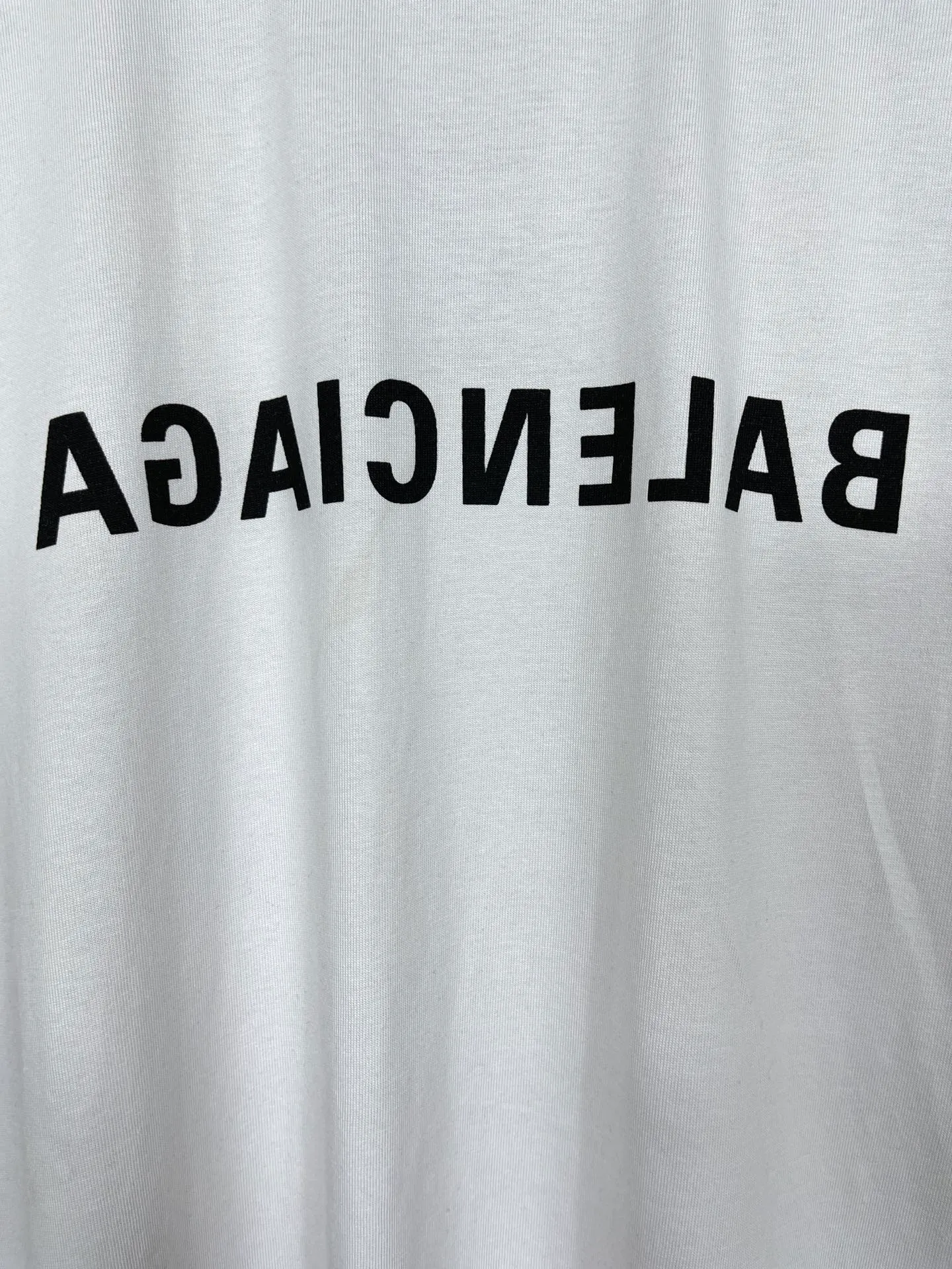 🅿️166 Real photos [Top version. Official website quality] BALENCI*GA/Paris BALENCI*GA# 2023 spring and summer new style, front-print reverse mirror LOGO short-sleeved T-shirt. 2023 spring and summer new product. Brick cabinet synchronization. The fabric is made of Paris ZP custom-woven and dyed 100% cotton double yarn compact cotton. The weight is 260 grams, the cloth surface is clean. The cloth pattern is clear. Soft and comfortable. Good color fastness. Not easy to change color. The threads are woven and dyed with no color difference. The printing uses imported environmentally friendly rubber paddles, precision stencils, fine LOGO letters, clear letters, no burrs, and a three-dimensional effect. Restore brick cabinet. The version adopts OS loose shoulder version. Same style for men and women. Code: BL223081 Color: black, light gray, red. Size: XS to L