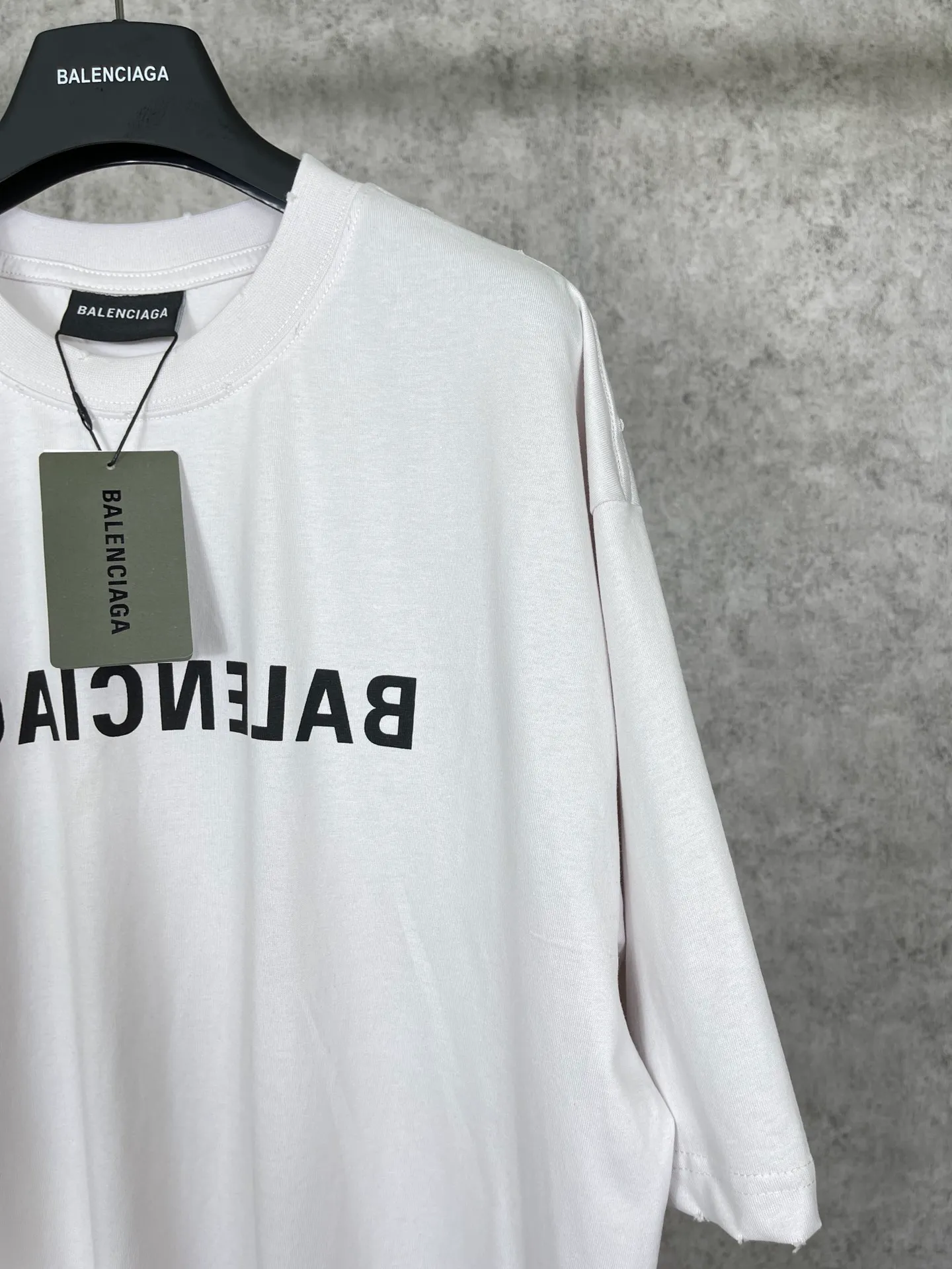 🅿️166 Real photos [Top version. Official website quality] BALENCI*GA/Paris BALENCI*GA# 2023 spring and summer new style, front-print reverse mirror LOGO short-sleeved T-shirt. 2023 spring and summer new product. Brick cabinet synchronization. The fabric is made of Paris ZP custom-woven and dyed 100% cotton double yarn compact cotton. The weight is 260 grams, the cloth surface is clean. The cloth pattern is clear. Soft and comfortable. Good color fastness. Not easy to change color. The threads are woven and dyed with no color difference. The printing uses imported environmentally friendly rubber paddles, precision stencils, fine LOGO letters, clear letters, no burrs, and a three-dimensional effect. Restore brick cabinet. The version adopts OS loose shoulder version. Same style for men and women. Code: BL223081 Color: black, light gray, red. Size: XS to L