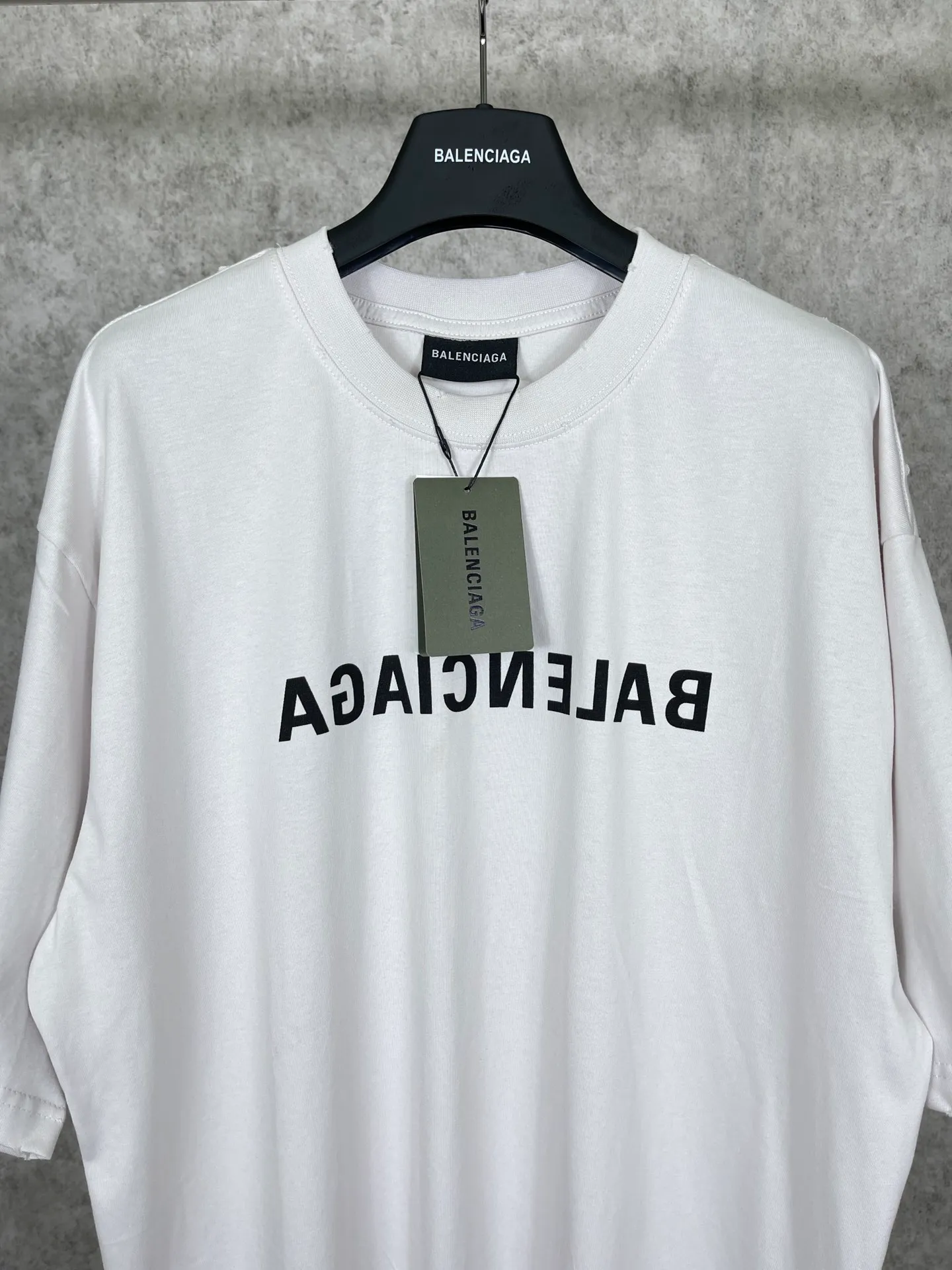 🅿️166 Real photos [Top version. Official website quality] BALENCI*GA/Paris BALENCI*GA# 2023 spring and summer new style, front-print reverse mirror LOGO short-sleeved T-shirt. 2023 spring and summer new product. Brick cabinet synchronization. The fabric is made of Paris ZP custom-woven and dyed 100% cotton double yarn compact cotton. The weight is 260 grams, the cloth surface is clean. The cloth pattern is clear. Soft and comfortable. Good color fastness. Not easy to change color. The threads are woven and dyed with no color difference. The printing uses imported environmentally friendly rubber paddles, precision stencils, fine LOGO letters, clear letters, no burrs, and a three-dimensional effect. Restore brick cabinet. The version adopts OS loose shoulder version. Same style for men and women. Code: BL223081 Color: black, light gray, red. Size: XS to L