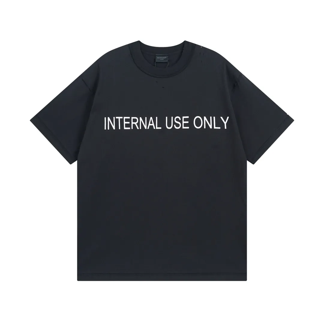 🅿️180 detailed pictures [Top version. Official website quality] BALENCI*GA/Paris #2024 new style. INTERNALUSEONLY letter logo on the front and back ready-to-wear worn short-sleeved T-shirt. Rear collar badge. Ready-made clothes are made with reverse bottoms as the top. #2024 Spring and Summer Brick Cabinet Synchronization Welcome to compare. The fabric is made of Paris ZP custom-woven and dyed cotton double yarn, with a weight of 260 grams. The cloth surface is clean. The cloth pattern is clear, soft and comfortable. The threads are dyed with no color difference. The classic letter LOGO is printed with imported environmentally friendly glue. The letters are clear and the effect is three-dimensional. Restore the brick cabinet, adopt OS loose shoulder style. Same style for men and women. Code: BL223385 Color: black. Off-white Size: XS to L