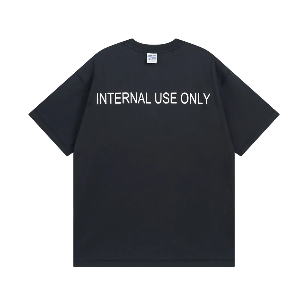 🅿️180 detailed pictures [Top version. Official website quality] BALENCI*GA/Paris #2024 new style. INTERNALUSEONLY letter logo on the front and back ready-to-wear worn short-sleeved T-shirt. Rear collar badge. Ready-made clothes are made with reverse bottoms as the top. #2024 Spring and Summer Brick Cabinet Synchronization Welcome to compare. The fabric is made of Paris ZP custom-woven and dyed cotton double yarn, with a weight of 260 grams. The cloth surface is clean. The cloth pattern is clear, soft and comfortable. The threads are dyed with no color difference. The classic letter LOGO is printed with imported environmentally friendly glue. The letters are clear and the effect is three-dimensional. Restore the brick cabinet, adopt OS loose shoulder style. Same style for men and women. Code: BL223385 Color: black. Off-white Size: XS to L