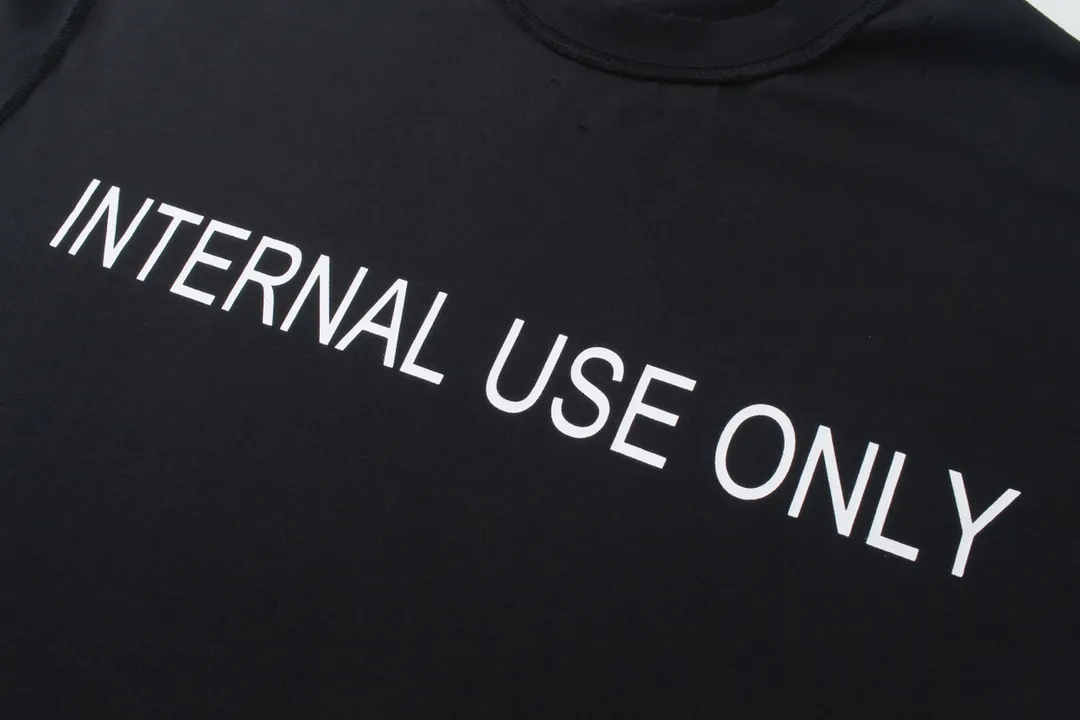 🅿️180 detailed pictures [Top version. Official website quality] BALENCI*GA/Paris #2024 new style. INTERNALUSEONLY letter logo on the front and back ready-to-wear worn short-sleeved T-shirt. Rear collar badge. Ready-made clothes are made with reverse bottoms as the top. #2024 Spring and Summer Brick Cabinet Synchronization Welcome to compare. The fabric is made of Paris ZP custom-woven and dyed cotton double yarn, with a weight of 260 grams. The cloth surface is clean. The cloth pattern is clear, soft and comfortable. The threads are dyed with no color difference. The classic letter LOGO is printed with imported environmentally friendly glue. The letters are clear and the effect is three-dimensional. Restore the brick cabinet, adopt OS loose shoulder style. Same style for men and women. Code: BL223385 Color: black. Off-white Size: XS to L