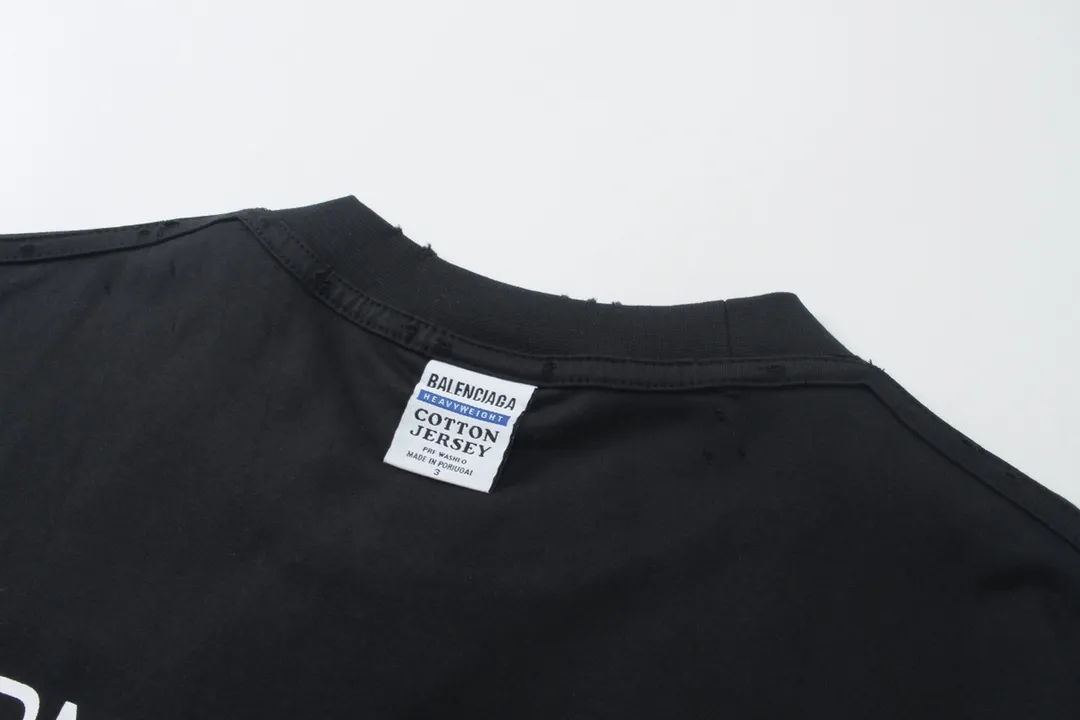 🅿️180 detailed pictures [Top version. Official website quality] BALENCI*GA/Paris #2024 new style. INTERNALUSEONLY letter logo on the front and back ready-to-wear worn short-sleeved T-shirt. Rear collar badge. Ready-made clothes are made with reverse bottoms as the top. #2024 Spring and Summer Brick Cabinet Synchronization Welcome to compare. The fabric is made of Paris ZP custom-woven and dyed cotton double yarn, with a weight of 260 grams. The cloth surface is clean. The cloth pattern is clear, soft and comfortable. The threads are dyed with no color difference. The classic letter LOGO is printed with imported environmentally friendly glue. The letters are clear and the effect is three-dimensional. Restore the brick cabinet, adopt OS loose shoulder style. Same style for men and women. Code: BL223385 Color: black. Off-white Size: XS to L