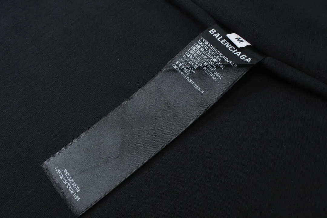 🅿️180 detailed pictures [Top version. Official website quality] BALENCI*GA/Paris #2024 new style. INTERNALUSEONLY letter logo on the front and back ready-to-wear worn short-sleeved T-shirt. Rear collar badge. Ready-made clothes are made with reverse bottoms as the top. #2024 Spring and Summer Brick Cabinet Synchronization Welcome to compare. The fabric is made of Paris ZP custom-woven and dyed cotton double yarn, with a weight of 260 grams. The cloth surface is clean. The cloth pattern is clear, soft and comfortable. The threads are dyed with no color difference. The classic letter LOGO is printed with imported environmentally friendly glue. The letters are clear and the effect is three-dimensional. Restore the brick cabinet, adopt OS loose shoulder style. Same style for men and women. Code: BL223385 Color: black. Off-white Size: XS to L
