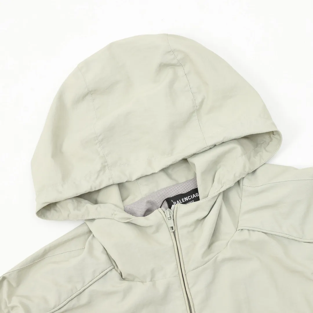 🅿️570 Balenciaga/Balenciaga letter embroidery zipper hooded jacket Embroidery: straight lines, smooth curves; neat stitches, no jagged edges; embroidery surface is flat, silk strands are not skewed; needle spacing is consistent, no bottom is exposed, no overlap; embroidery surface is smooth, without ink marks and other stains. Advanced imported embroidery machines are used to ensure the quality of each customer's logo embroidery. Fabric: Made of 26-count combed cotton + 10-count 100% cotton, with a weight of 140G. The fabric uses high-quality domestic Xinjiang cotton yarn. Xinjiang cotton is recognized as a superior material among domestic cotton. The fabric is woven using the internationally recognized Fukuhara knitting machine. The fabric has clear texture, good resilience, strong wrinkle resistance, good abrasion resistance and breathability. It is close to the skin, not easy to loosen and has a long-lasting wide effect. The fabric has good gloss, strength and wear resistance, small shrinkage and a good skeleton feel. The pure cotton cloth is produced by air flow liquid cylinder. The environmentally friendly dyeing meets the national first-class product requirements. It is not easy to fade and is not prone to creases and claw marks. It can be worn all year round: the sewing machine needle uses No. 9 round-head needles, which will not puncture or break the fibers of the fabric, and the thread density is 3CM/14 needles, which is tight, not loose, and not sparse; the sewing thread uses imported oil-proof treated thread, and there will be no oil stains; the car is an imported car with a silver sword and a knife, which does not eat or leave any cloth. It has a full sense of high brand quality! size：XS-L