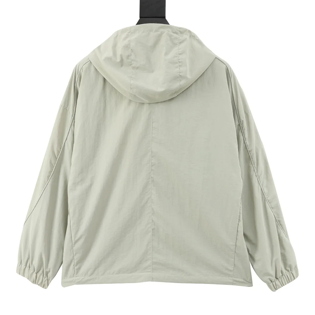 🅿️570 Balenciaga/Balenciaga letter embroidery zipper hooded jacket Embroidery: straight lines, smooth curves; neat stitches, no jagged edges; embroidery surface is flat, silk strands are not skewed; needle spacing is consistent, no bottom is exposed, no overlap; embroidery surface is smooth, without ink marks and other stains. Advanced imported embroidery machines are used to ensure the quality of each customer's logo embroidery. Fabric: Made of 26-count combed cotton + 10-count 100% cotton, with a weight of 140G. The fabric uses high-quality domestic Xinjiang cotton yarn. Xinjiang cotton is recognized as a superior material among domestic cotton. The fabric is woven using the internationally recognized Fukuhara knitting machine. The fabric has clear texture, good resilience, strong wrinkle resistance, good abrasion resistance and breathability. It is close to the skin, not easy to loosen and has a long-lasting wide effect. The fabric has good gloss, strength and wear resistance, small shrinkage and a good skeleton feel. The pure cotton cloth is produced by air flow liquid cylinder. The environmentally friendly dyeing meets the national first-class product requirements. It is not easy to fade and is not prone to creases and claw marks. It can be worn all year round: the sewing machine needle uses No. 9 round-head needles, which will not puncture or break the fibers of the fabric, and the thread density is 3CM/14 needles, which is tight, not loose, and not sparse; the sewing thread uses imported oil-proof treated thread, and there will be no oil stains; the car is an imported car with a silver sword and a knife, which does not eat or leave any cloth. It has a full sense of high brand quality! size：XS-L