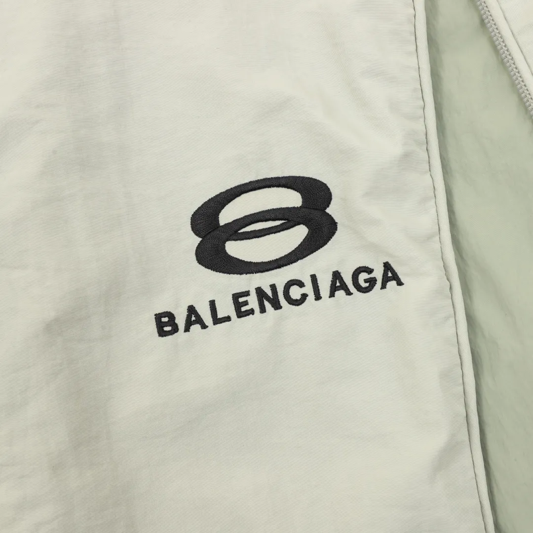 🅿️570 Balenciaga/Balenciaga letter embroidery zipper hooded jacket Embroidery: straight lines, smooth curves; neat stitches, no jagged edges; embroidery surface is flat, silk strands are not skewed; needle spacing is consistent, no bottom is exposed, no overlap; embroidery surface is smooth, without ink marks and other stains. Advanced imported embroidery machines are used to ensure the quality of each customer's logo embroidery. Fabric: Made of 26-count combed cotton + 10-count 100% cotton, with a weight of 140G. The fabric uses high-quality domestic Xinjiang cotton yarn. Xinjiang cotton is recognized as a superior material among domestic cotton. The fabric is woven using the internationally recognized Fukuhara knitting machine. The fabric has clear texture, good resilience, strong wrinkle resistance, good abrasion resistance and breathability. It is close to the skin, not easy to loosen and has a long-lasting wide effect. The fabric has good gloss, strength and wear resistance, small shrinkage and a good skeleton feel. The pure cotton cloth is produced by air flow liquid cylinder. The environmentally friendly dyeing meets the national first-class product requirements. It is not easy to fade and is not prone to creases and claw marks. It can be worn all year round: the sewing machine needle uses No. 9 round-head needles, which will not puncture or break the fibers of the fabric, and the thread density is 3CM/14 needles, which is tight, not loose, and not sparse; the sewing thread uses imported oil-proof treated thread, and there will be no oil stains; the car is an imported car with a silver sword and a knife, which does not eat or leave any cloth. It has a full sense of high brand quality! size：XS-L