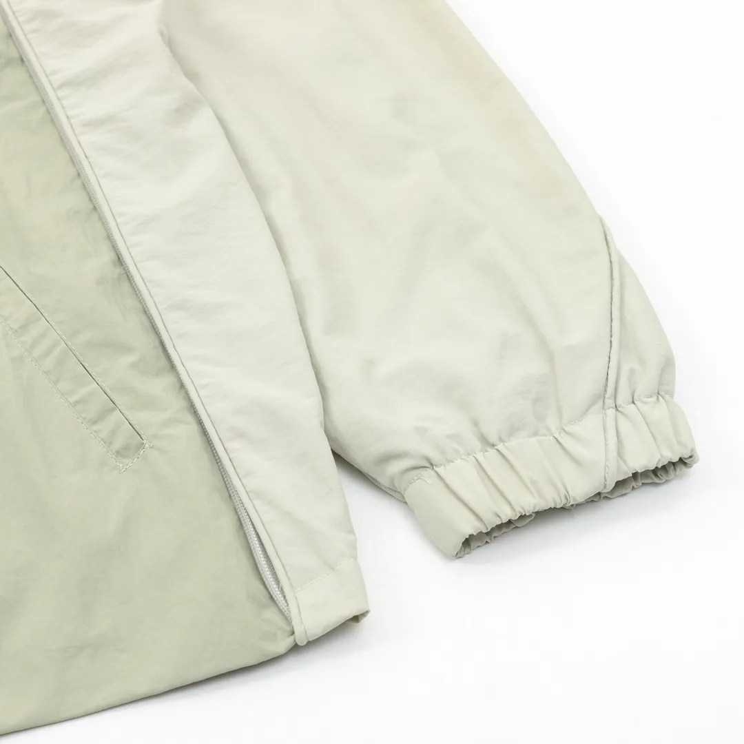 🅿️570 Balenciaga/Balenciaga letter embroidery zipper hooded jacket Embroidery: straight lines, smooth curves; neat stitches, no jagged edges; embroidery surface is flat, silk strands are not skewed; needle spacing is consistent, no bottom is exposed, no overlap; embroidery surface is smooth, without ink marks and other stains. Advanced imported embroidery machines are used to ensure the quality of each customer's logo embroidery. Fabric: Made of 26-count combed cotton + 10-count 100% cotton, with a weight of 140G. The fabric uses high-quality domestic Xinjiang cotton yarn. Xinjiang cotton is recognized as a superior material among domestic cotton. The fabric is woven using the internationally recognized Fukuhara knitting machine. The fabric has clear texture, good resilience, strong wrinkle resistance, good abrasion resistance and breathability. It is close to the skin, not easy to loosen and has a long-lasting wide effect. The fabric has good gloss, strength and wear resistance, small shrinkage and a good skeleton feel. The pure cotton cloth is produced by air flow liquid cylinder. The environmentally friendly dyeing meets the national first-class product requirements. It is not easy to fade and is not prone to creases and claw marks. It can be worn all year round: the sewing machine needle uses No. 9 round-head needles, which will not puncture or break the fibers of the fabric, and the thread density is 3CM/14 needles, which is tight, not loose, and not sparse; the sewing thread uses imported oil-proof treated thread, and there will be no oil stains; the car is an imported car with a silver sword and a knife, which does not eat or leave any cloth. It has a full sense of high brand quality! size：XS-L