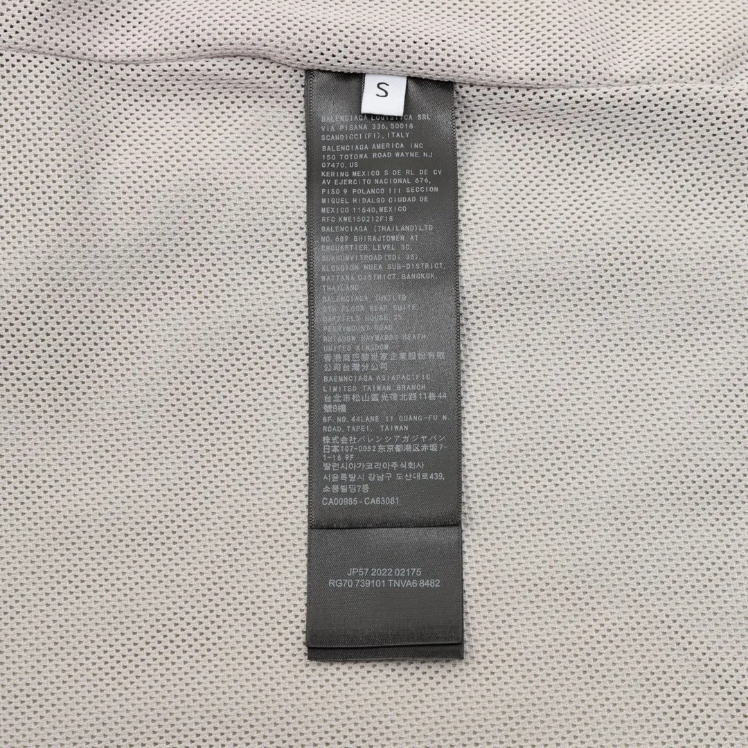 🅿️570 Balenciaga/Balenciaga letter embroidery zipper hooded jacket Embroidery: straight lines, smooth curves; neat stitches, no jagged edges; embroidery surface is flat, silk strands are not skewed; needle spacing is consistent, no bottom is exposed, no overlap; embroidery surface is smooth, without ink marks and other stains. Advanced imported embroidery machines are used to ensure the quality of each customer's logo embroidery. Fabric: Made of 26-count combed cotton + 10-count 100% cotton, with a weight of 140G. The fabric uses high-quality domestic Xinjiang cotton yarn. Xinjiang cotton is recognized as a superior material among domestic cotton. The fabric is woven using the internationally recognized Fukuhara knitting machine. The fabric has clear texture, good resilience, strong wrinkle resistance, good abrasion resistance and breathability. It is close to the skin, not easy to loosen and has a long-lasting wide effect. The fabric has good gloss, strength and wear resistance, small shrinkage and a good skeleton feel. The pure cotton cloth is produced by air flow liquid cylinder. The environmentally friendly dyeing meets the national first-class product requirements. It is not easy to fade and is not prone to creases and claw marks. It can be worn all year round: the sewing machine needle uses No. 9 round-head needles, which will not puncture or break the fibers of the fabric, and the thread density is 3CM/14 needles, which is tight, not loose, and not sparse; the sewing thread uses imported oil-proof treated thread, and there will be no oil stains; the car is an imported car with a silver sword and a knife, which does not eat or leave any cloth. It has a full sense of high brand quality! size：XS-L