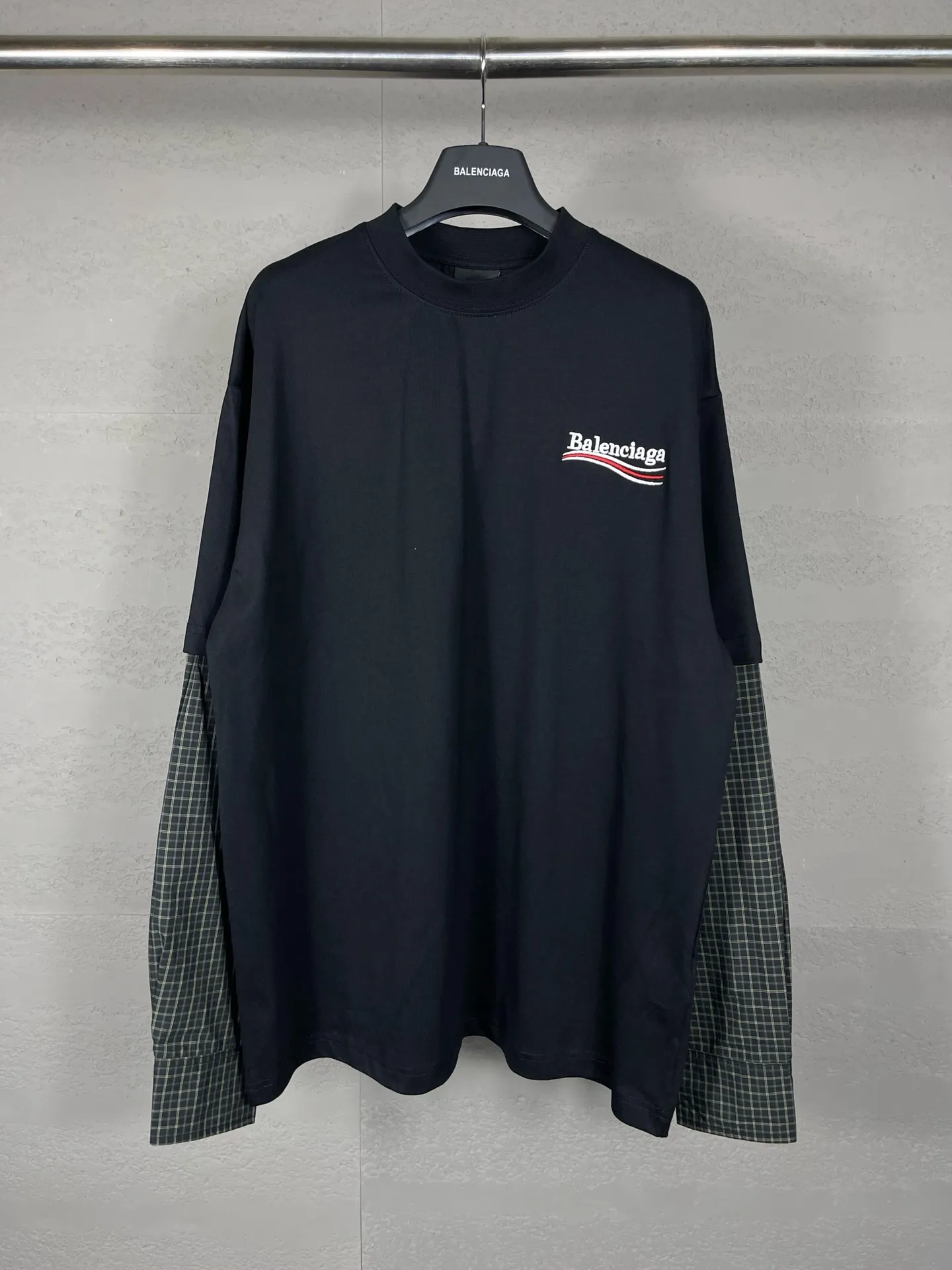 🅿️266 Detailed pictures [Top version. Official website quality] BALENCI*GA/Paris #Classic model. Coke wave embroidered splicing shirt sleeves fake two-piece long-sleeved T-shirt #2024 latest model. Genuine product developed at the first time. Custom shirt fabric. Welcome to compare! The fabric is made of Paris ZP custom-woven and dyed cotton double yarn. Weighing 260 grams, the cloth surface is clean. The cloth pattern is clear, soft and comfortable. The threads are dyed with no color difference. The classic pattern embroidery uses an imported embroidery machine, the embroidery thread color is the original color, and the sleeves are made of shirt fabric. Comes with special buttons. Produced by looking at pictures at Jubie Market. The letters are clear. The three-dimensional effect is strong. The version adopts the OS loose shoulder version. The same style for men and women. Coding: BL225018 Color: Black Size: XS S M L