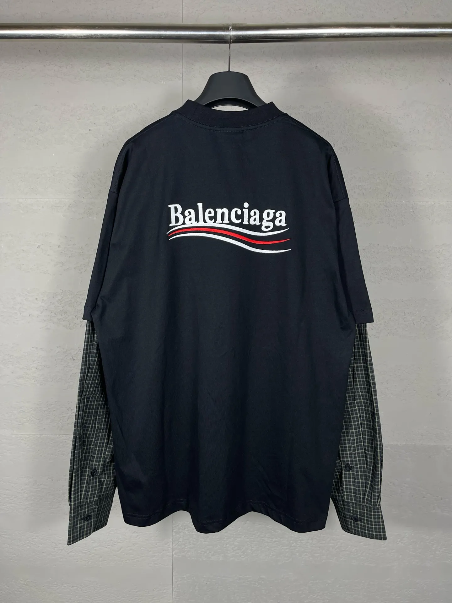 🅿️266 Detailed pictures [Top version. Official website quality] BALENCI*GA/Paris #Classic model. Coke wave embroidered splicing shirt sleeves fake two-piece long-sleeved T-shirt #2024 latest model. Genuine product developed at the first time. Custom shirt fabric. Welcome to compare! The fabric is made of Paris ZP custom-woven and dyed cotton double yarn. Weighing 260 grams, the cloth surface is clean. The cloth pattern is clear, soft and comfortable. The threads are dyed with no color difference. The classic pattern embroidery uses an imported embroidery machine, the embroidery thread color is the original color, and the sleeves are made of shirt fabric. Comes with special buttons. Produced by looking at pictures at Jubie Market. The letters are clear. The three-dimensional effect is strong. The version adopts the OS loose shoulder version. The same style for men and women. Coding: BL225018 Color: Black Size: XS S M L