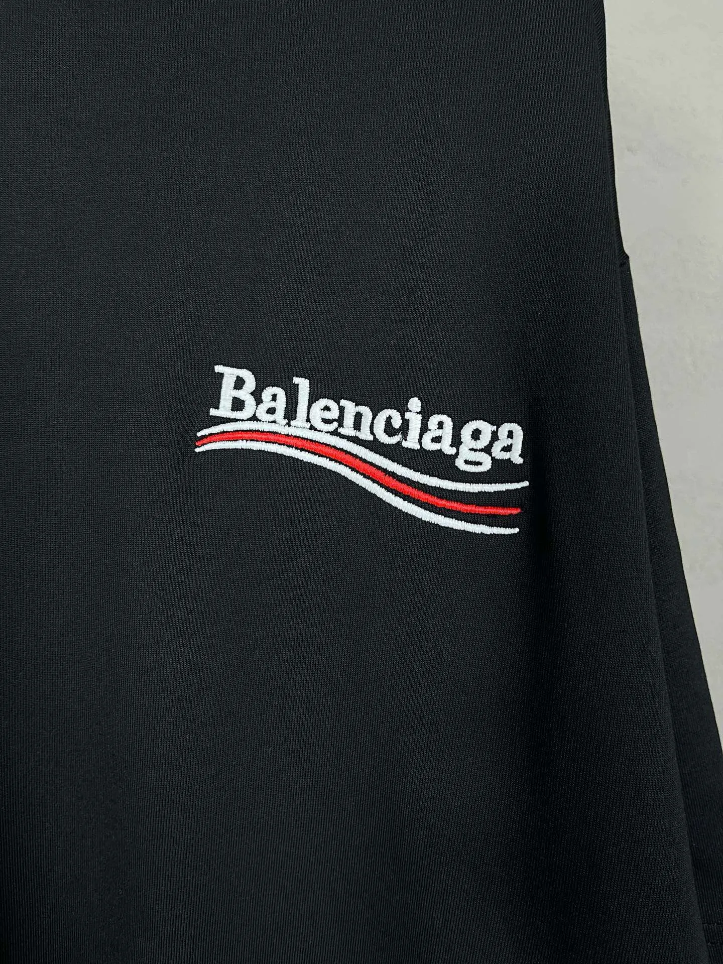 🅿️266 Detailed pictures [Top version. Official website quality] BALENCI*GA/Paris #Classic model. Coke wave embroidered splicing shirt sleeves fake two-piece long-sleeved T-shirt #2024 latest model. Genuine product developed at the first time. Custom shirt fabric. Welcome to compare! The fabric is made of Paris ZP custom-woven and dyed cotton double yarn. Weighing 260 grams, the cloth surface is clean. The cloth pattern is clear, soft and comfortable. The threads are dyed with no color difference. The classic pattern embroidery uses an imported embroidery machine, the embroidery thread color is the original color, and the sleeves are made of shirt fabric. Comes with special buttons. Produced by looking at pictures at Jubie Market. The letters are clear. The three-dimensional effect is strong. The version adopts the OS loose shoulder version. The same style for men and women. Coding: BL225018 Color: Black Size: XS S M L