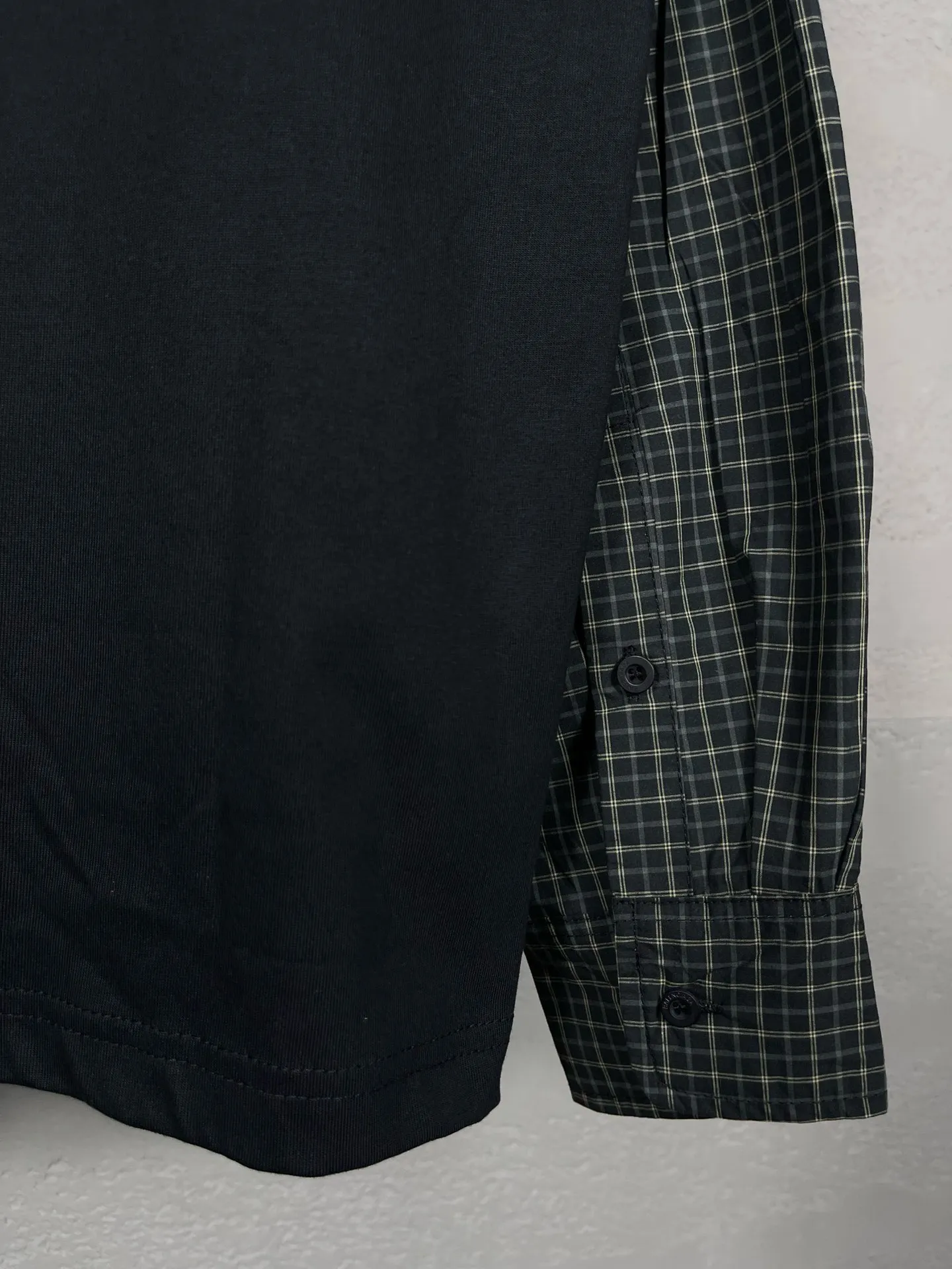 🅿️266 Detailed pictures [Top version. Official website quality] BALENCI*GA/Paris #Classic model. Coke wave embroidered splicing shirt sleeves fake two-piece long-sleeved T-shirt #2024 latest model. Genuine product developed at the first time. Custom shirt fabric. Welcome to compare! The fabric is made of Paris ZP custom-woven and dyed cotton double yarn. Weighing 260 grams, the cloth surface is clean. The cloth pattern is clear, soft and comfortable. The threads are dyed with no color difference. The classic pattern embroidery uses an imported embroidery machine, the embroidery thread color is the original color, and the sleeves are made of shirt fabric. Comes with special buttons. Produced by looking at pictures at Jubie Market. The letters are clear. The three-dimensional effect is strong. The version adopts the OS loose shoulder version. The same style for men and women. Coding: BL225018 Color: Black Size: XS S M L