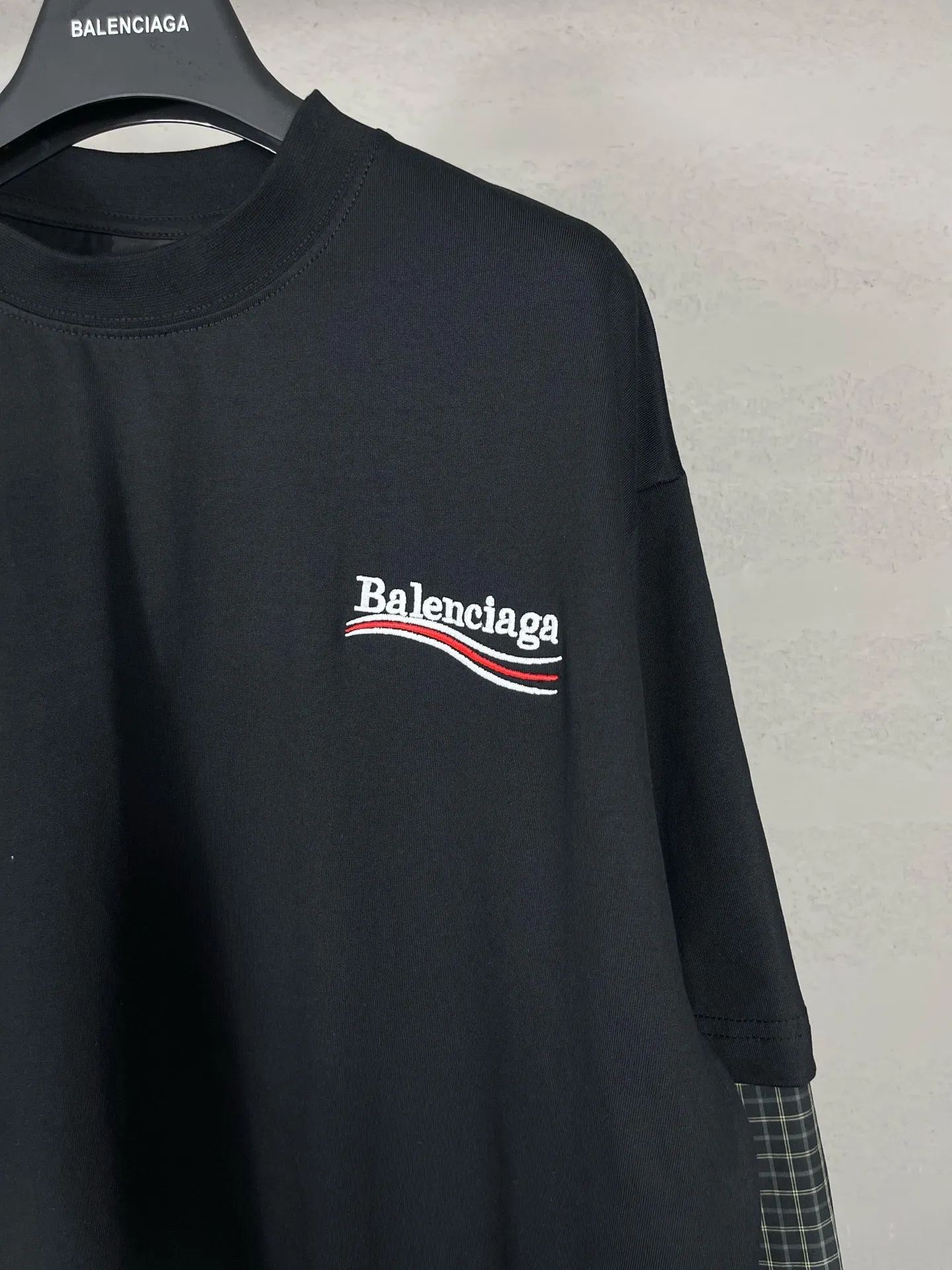 🅿️266 Detailed pictures [Top version. Official website quality] BALENCI*GA/Paris #Classic model. Coke wave embroidered splicing shirt sleeves fake two-piece long-sleeved T-shirt #2024 latest model. Genuine product developed at the first time. Custom shirt fabric. Welcome to compare! The fabric is made of Paris ZP custom-woven and dyed cotton double yarn. Weighing 260 grams, the cloth surface is clean. The cloth pattern is clear, soft and comfortable. The threads are dyed with no color difference. The classic pattern embroidery uses an imported embroidery machine, the embroidery thread color is the original color, and the sleeves are made of shirt fabric. Comes with special buttons. Produced by looking at pictures at Jubie Market. The letters are clear. The three-dimensional effect is strong. The version adopts the OS loose shoulder version. The same style for men and women. Coding: BL225018 Color: Black Size: XS S M L