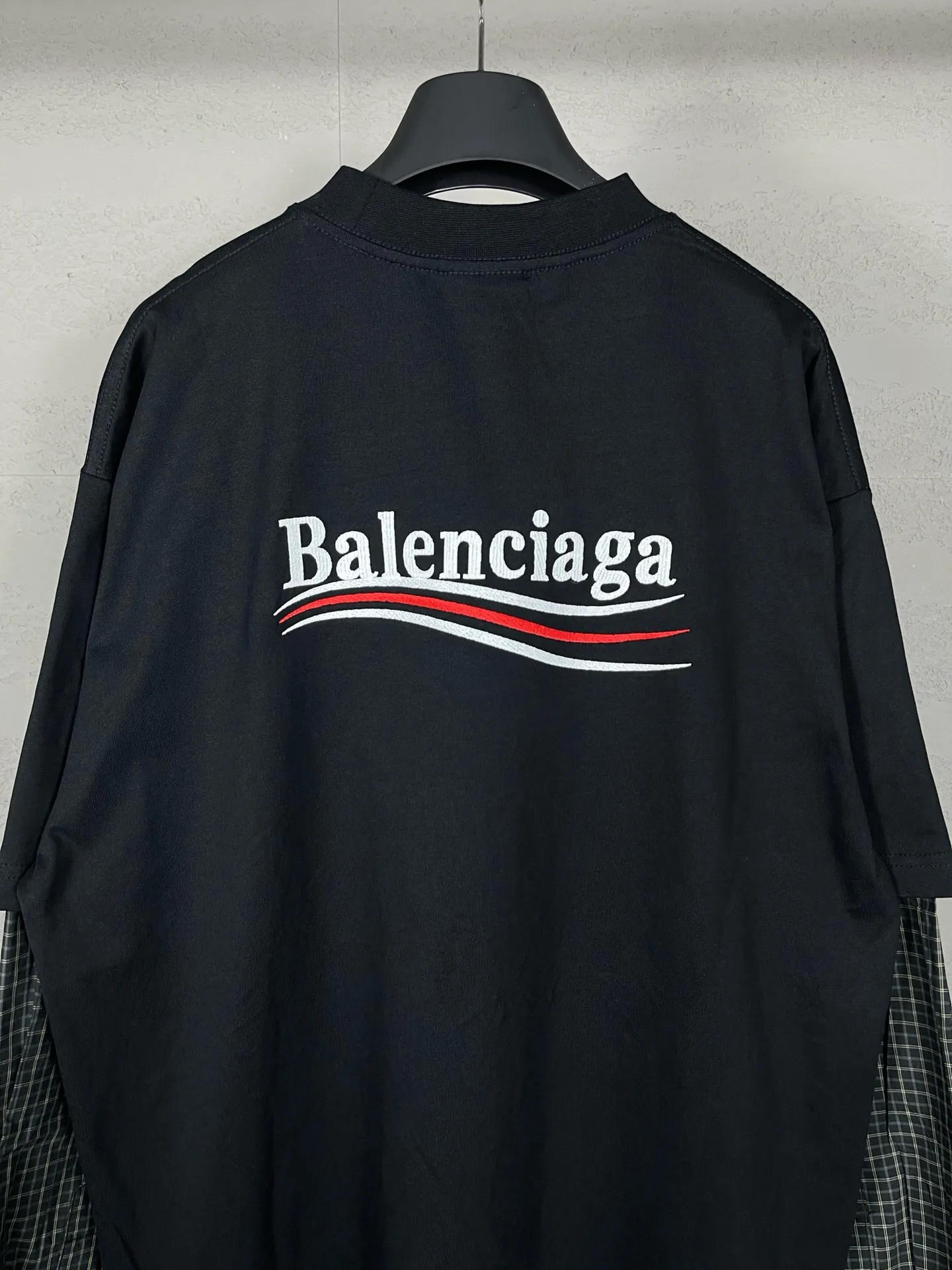 🅿️266 Detailed pictures [Top version. Official website quality] BALENCI*GA/Paris #Classic model. Coke wave embroidered splicing shirt sleeves fake two-piece long-sleeved T-shirt #2024 latest model. Genuine product developed at the first time. Custom shirt fabric. Welcome to compare! The fabric is made of Paris ZP custom-woven and dyed cotton double yarn. Weighing 260 grams, the cloth surface is clean. The cloth pattern is clear, soft and comfortable. The threads are dyed with no color difference. The classic pattern embroidery uses an imported embroidery machine, the embroidery thread color is the original color, and the sleeves are made of shirt fabric. Comes with special buttons. Produced by looking at pictures at Jubie Market. The letters are clear. The three-dimensional effect is strong. The version adopts the OS loose shoulder version. The same style for men and women. Coding: BL225018 Color: Black Size: XS S M L